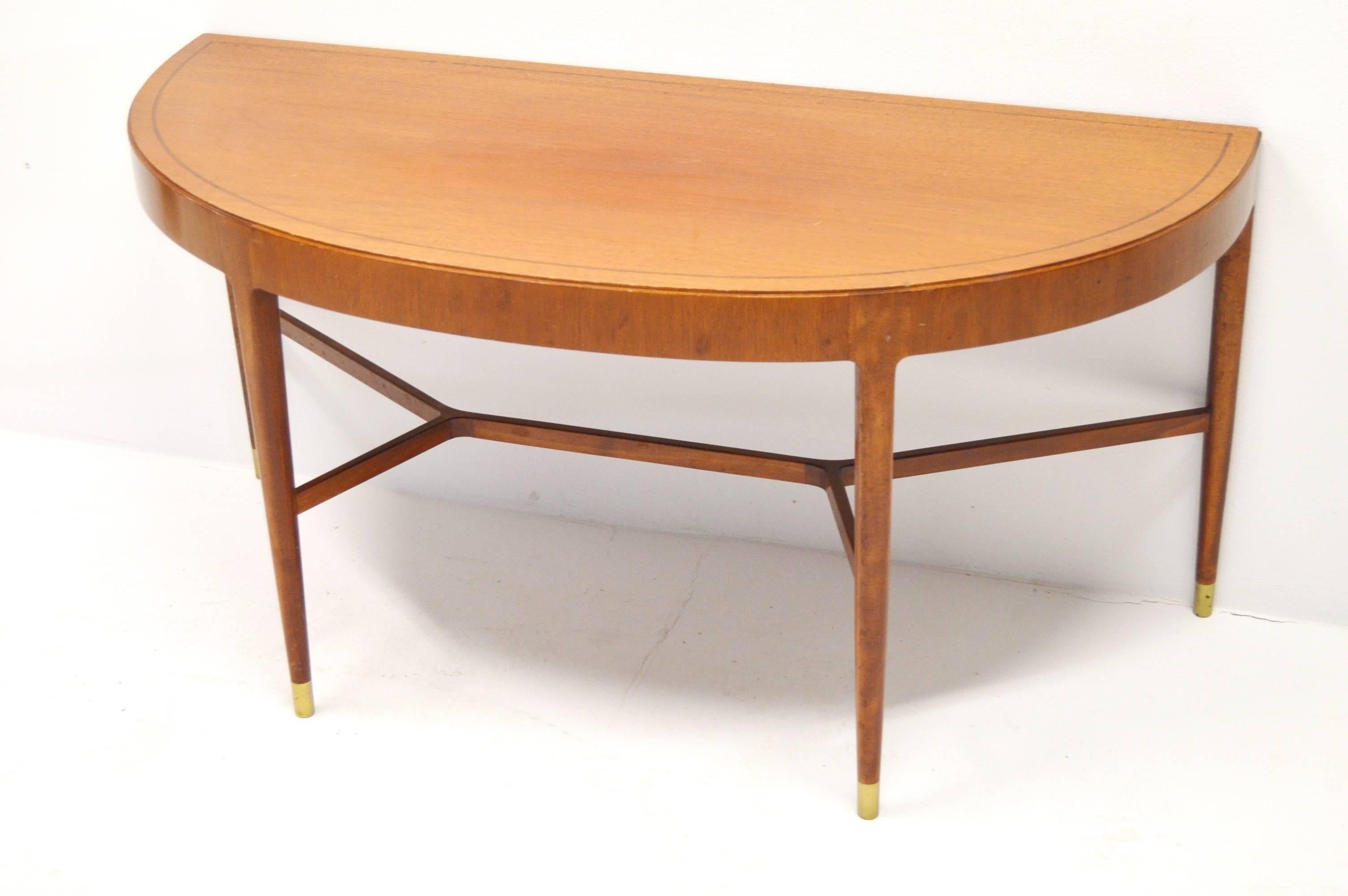 Stylish side table made of mahogany in the 1950s with fine carpentry and nice designs such as intarsia and brass details. Can be used as console table standing against a wall or just as a side table.