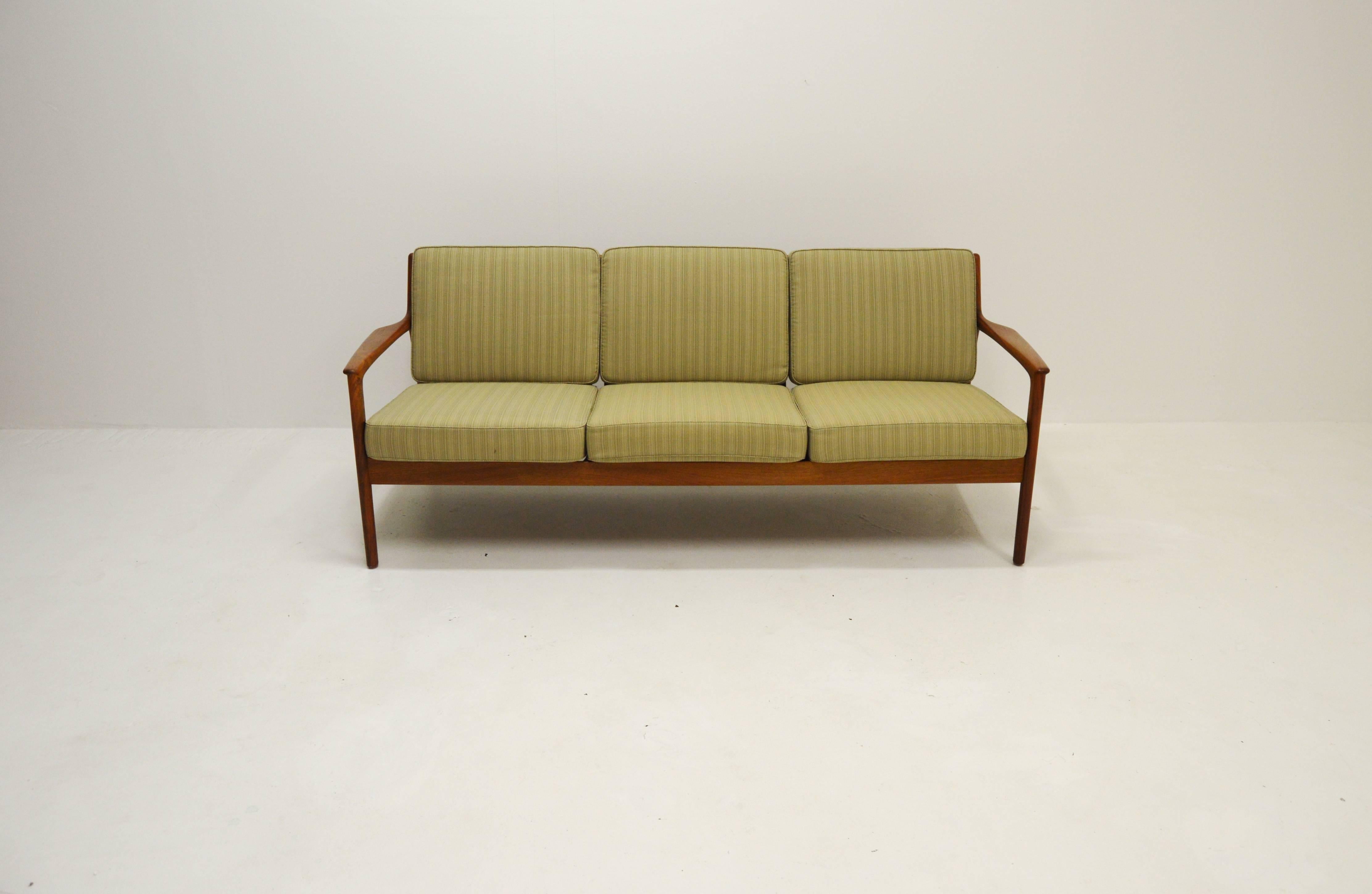 Sofa designed by Folke Ohlsson for Swedish DUX in the 1960s.
Amazingly good condition and nice vein in the walnut. Original cushions with insignificant traces of use.