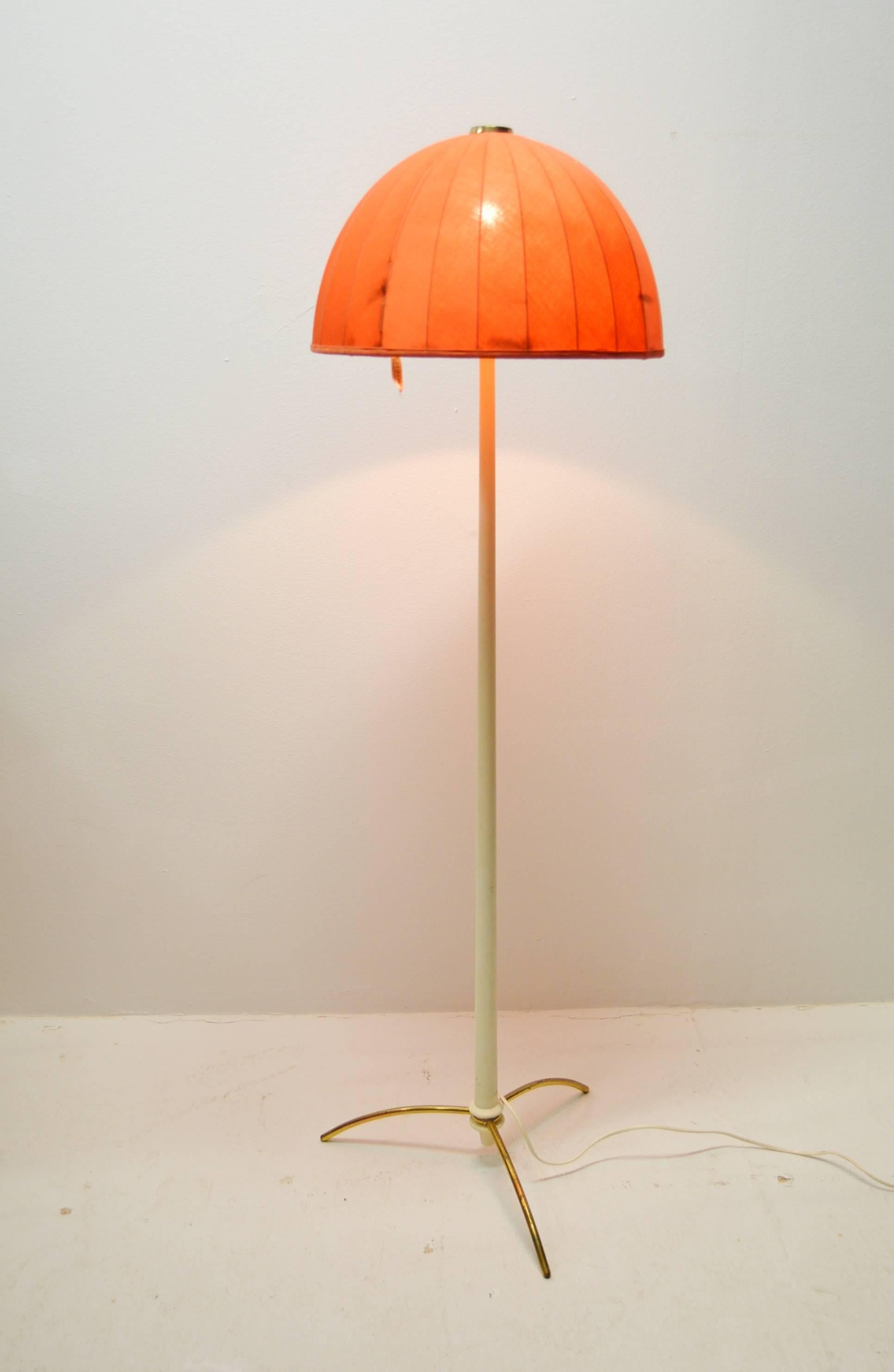 Three-legged floor lamp designed by Hans-Agne Jakobsson for his own company in Markaryd, Sweden.

Brass foot and white laquered wooden bar.
Original lampshade with wear and marks.

Height without lampshade is 114 cm

- circa year 1950
- E 27