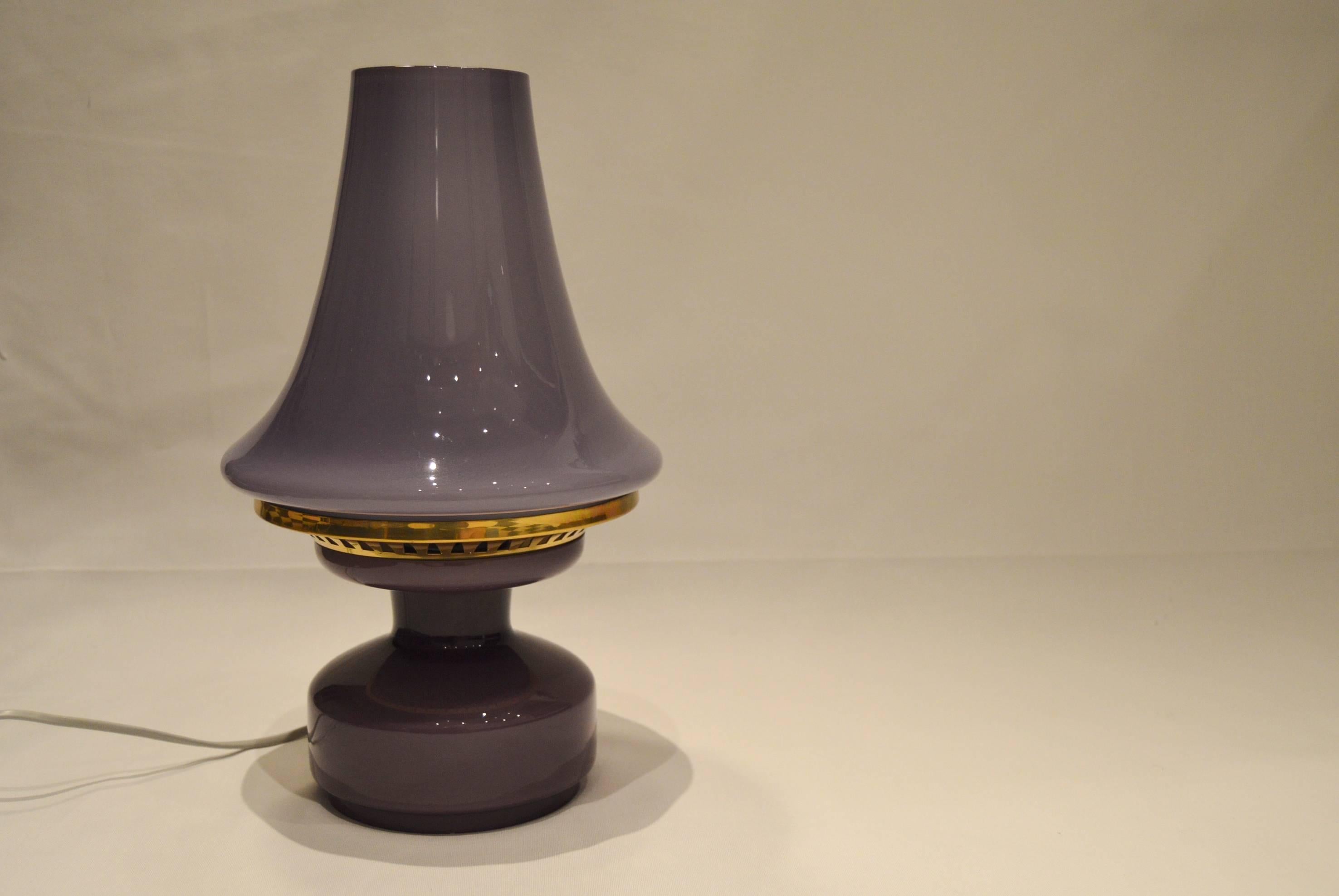 Elegant table lamp B124. Designed by Hans-Agne Jakobsson for his own company Hans-Agne Jakobsson AB in Markaryd Sweden.

Feature handblown light purple glass and brass shade with a sticky pattern in the middle.
Original producer label in bottom.