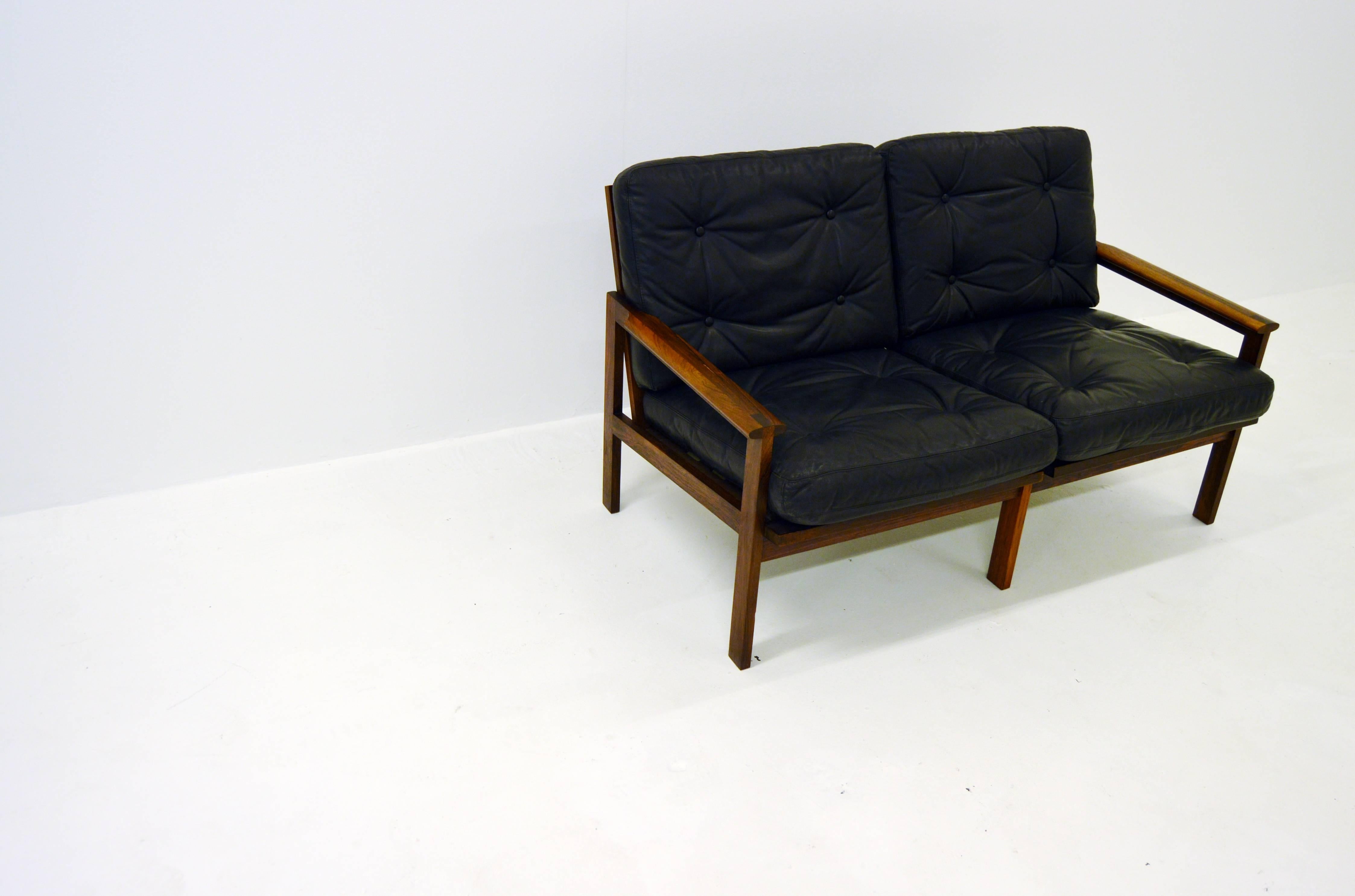 Two-Seat Sofa by Illum Wikkelsø Capella for Niels Eilersen in Rosewood In Good Condition In Alvesta, SE