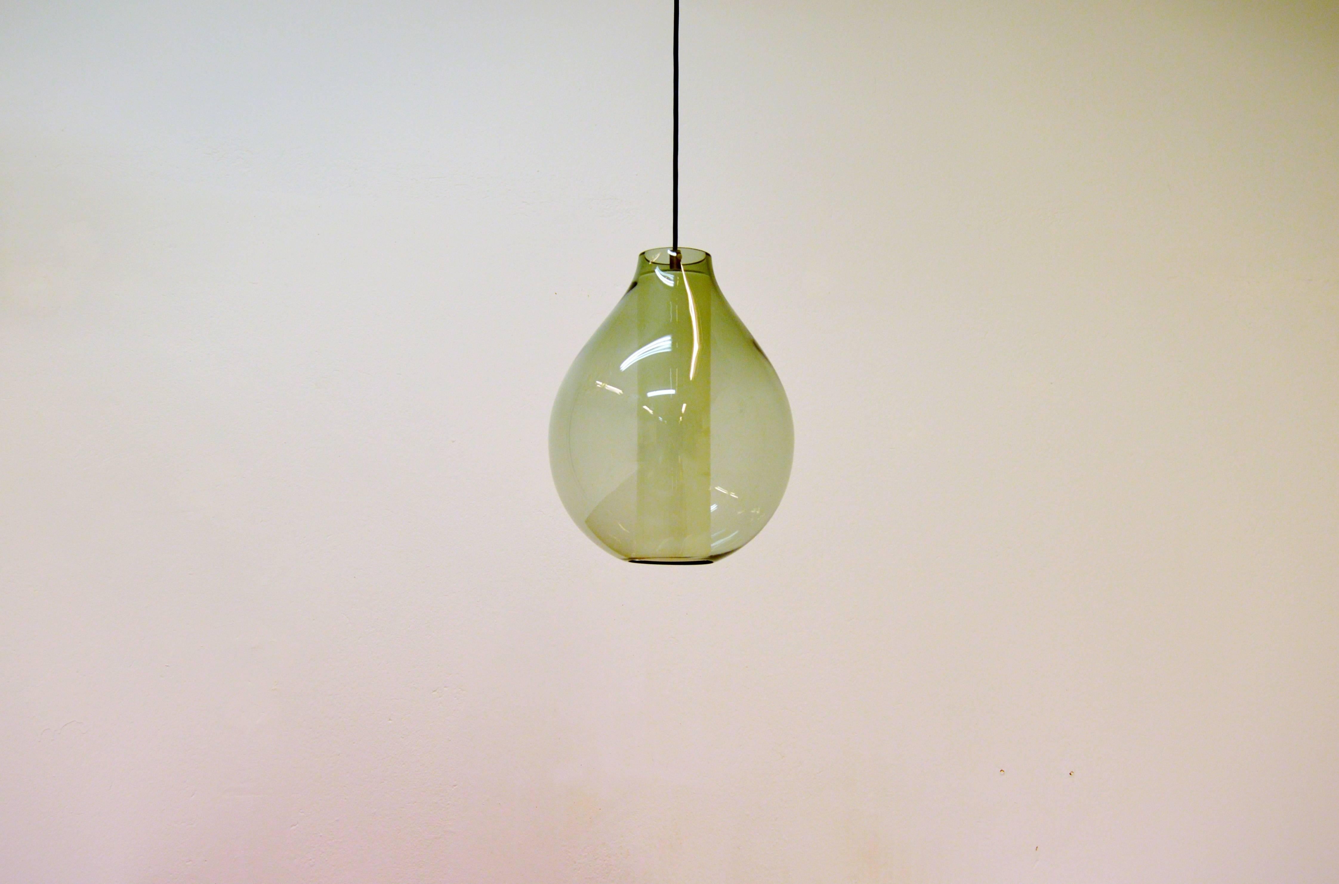 Large Drop Pendant in Handblown Glass from Orrefors, circa 1950 In Good Condition For Sale In Alvesta, SE