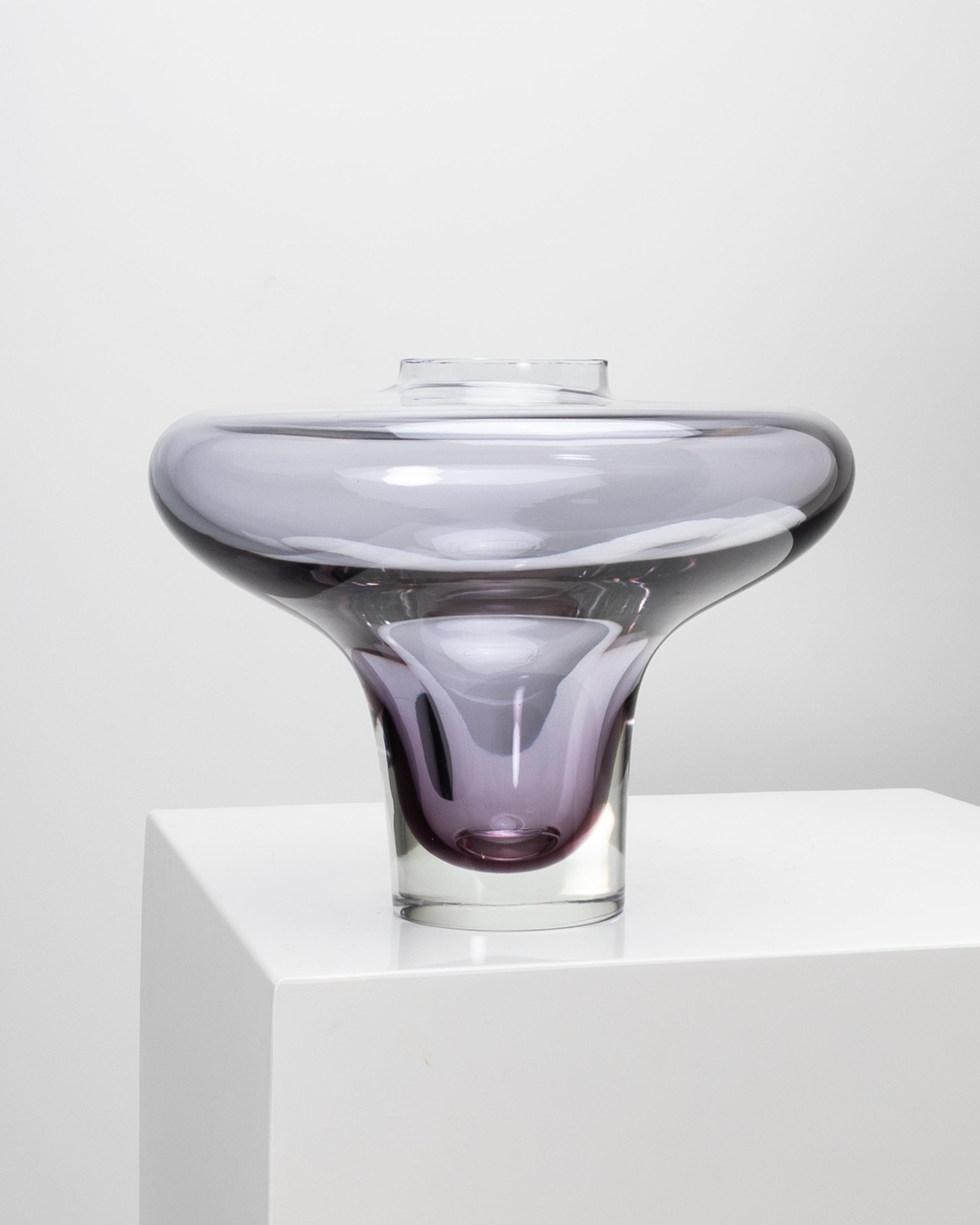 Vaso in vetro di Murano di Mario Pinzoni, Seguso Vetri d'Arte.
Vaso di dimensioni generose con una forma conica rovesciata e la parte superiore appiattita, sormontata da un breve collo cilindrico.
Realizzato in vetro sommerso, il corpo di colore