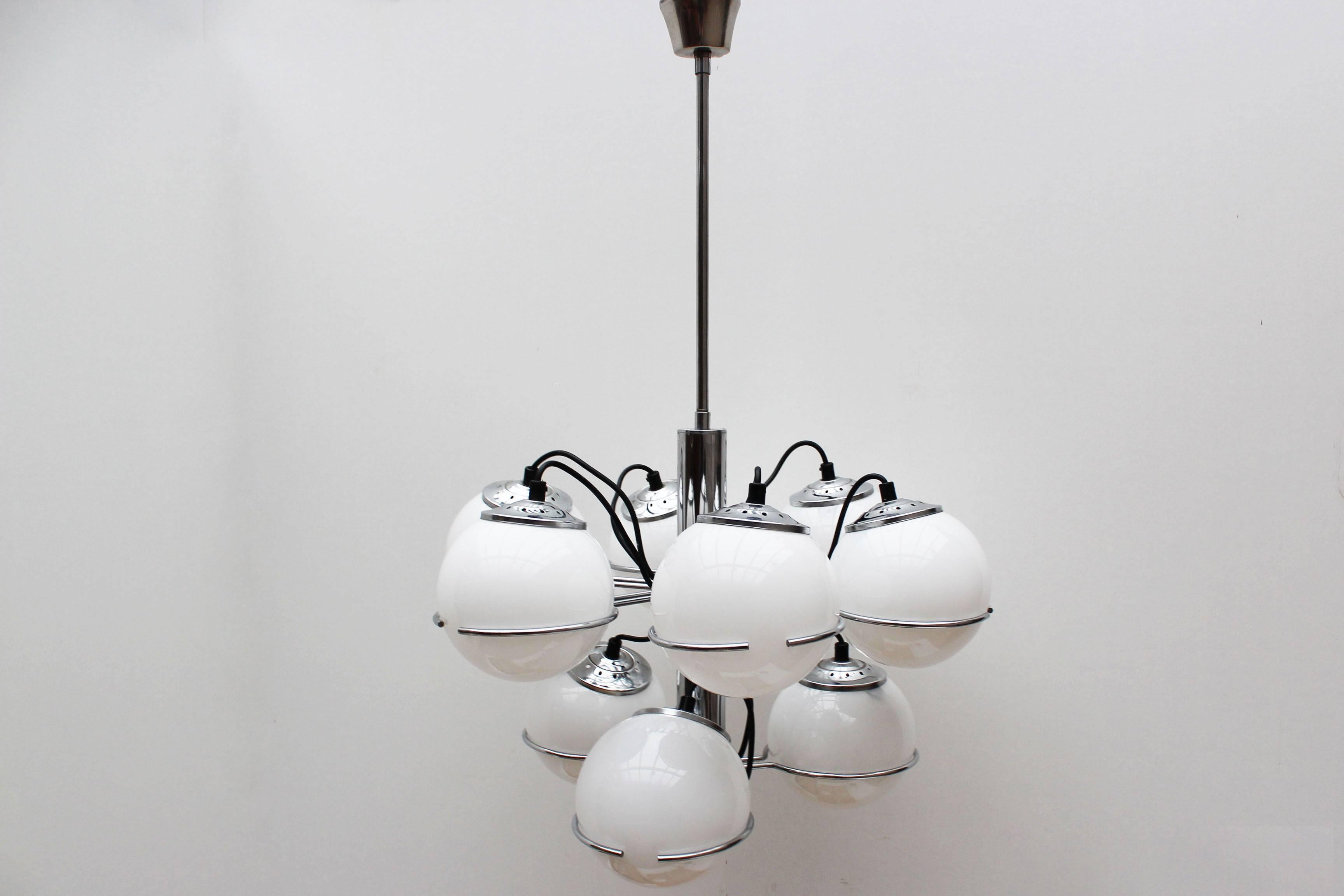 Midcentury Italian Chrome and Opaline Glass Chandelier by Targetti Sankey, 1970 For Sale 1