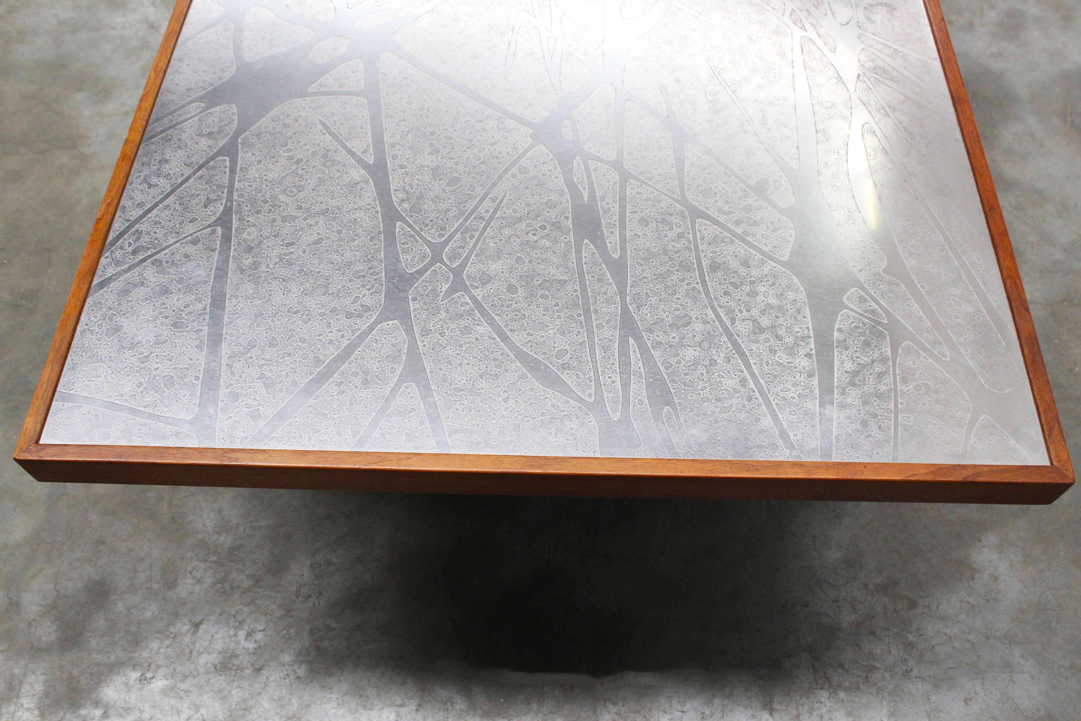 Acier inoxydable Grande table basse en métal sculpté et teck du milieu du siècle dernier de Heinz Lilienthal, 1970 en vente