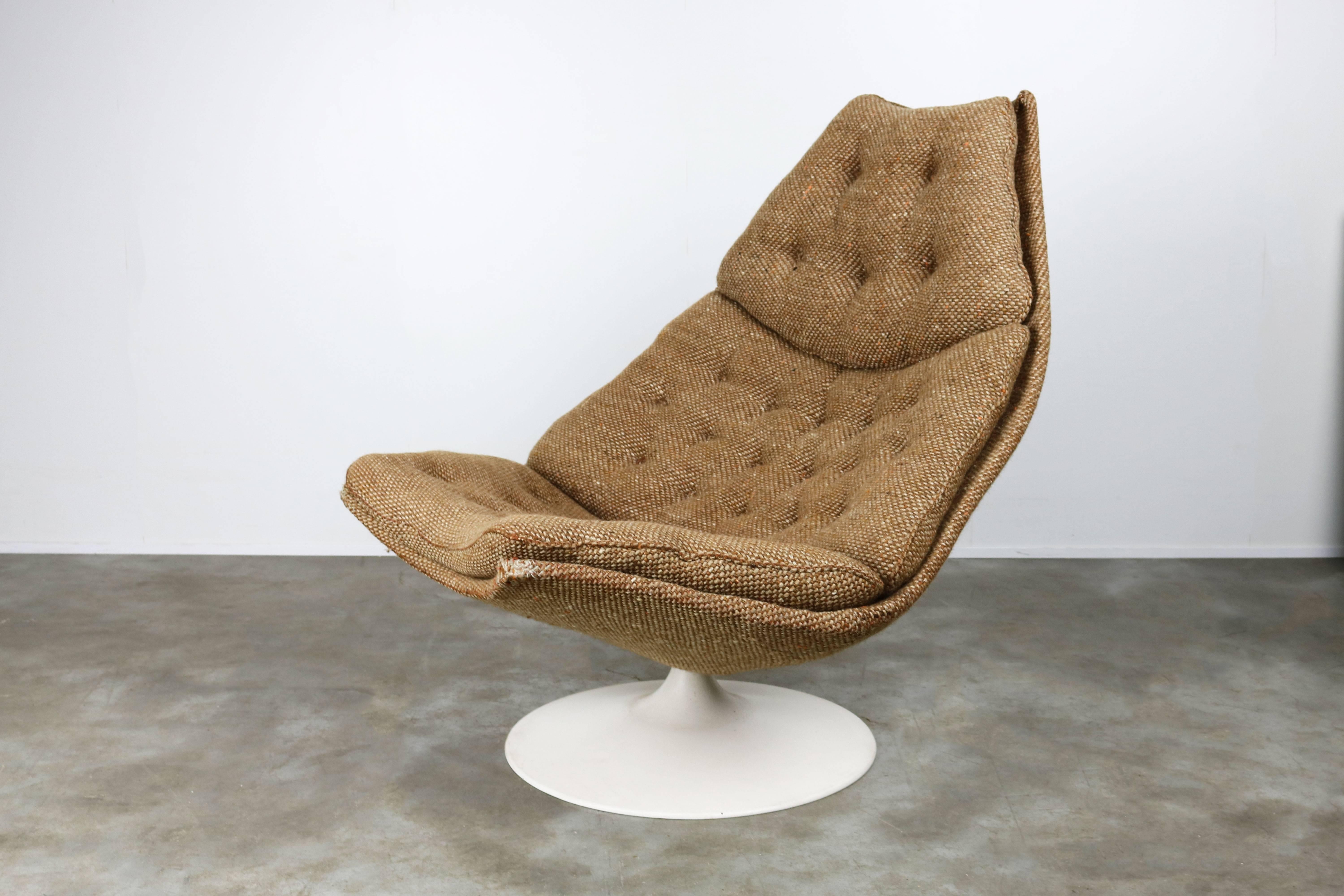 Large F588 swivel lounge chair by Geoffrey Harcourt for Artifort, 1960. With original woven wool fabric in brown / white and white base. Chair has original Artifort label.
The lounge chair has a Royal and warm feeling, very comfortable. Base shows