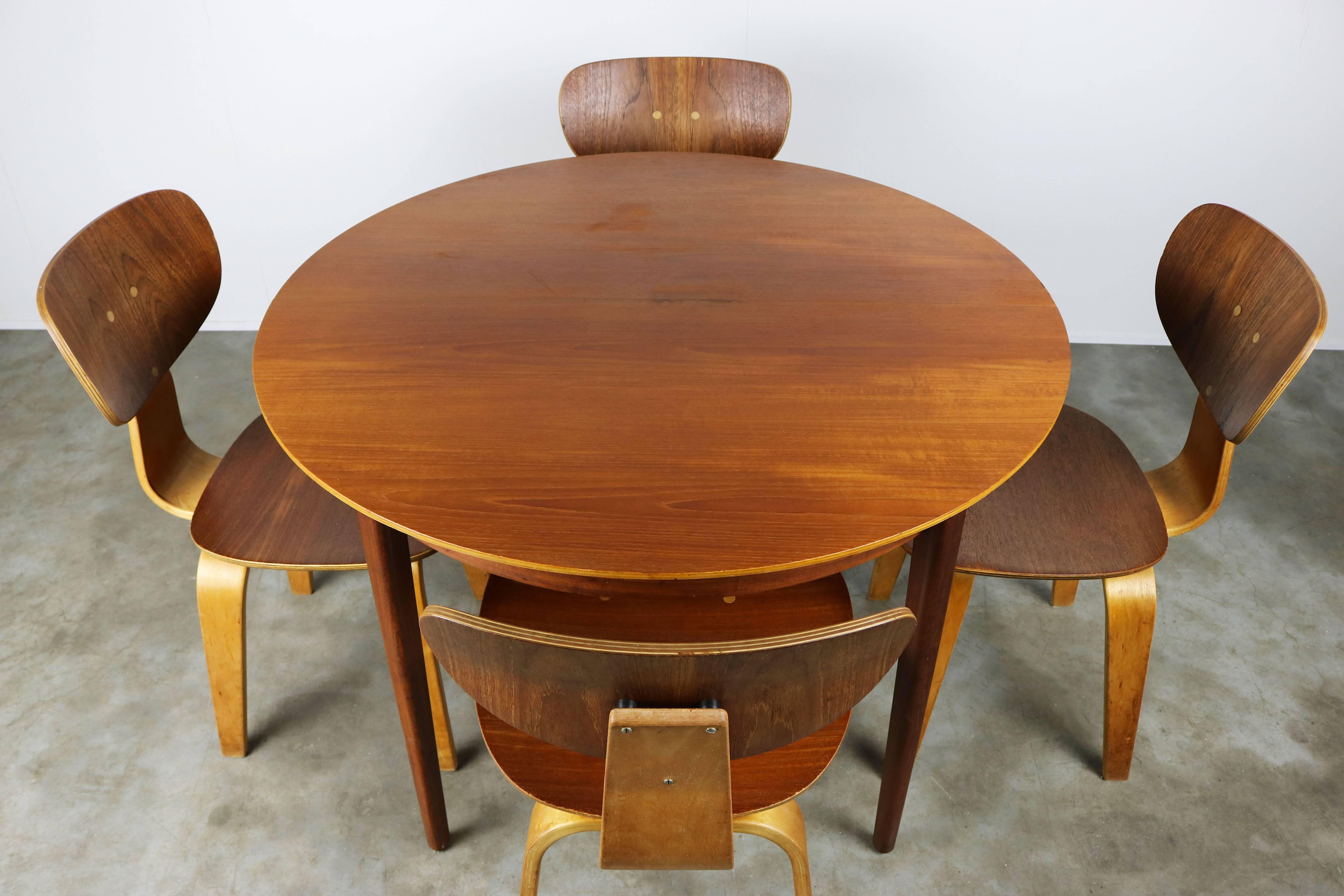 Wonderful Dutch design dining room set designed by Cees Braakman for UMS Pastoe 1952. The set consists of four iconic SB02 birch teak chairs and a matching TT05 teak extendable round table. Set is in great vintage condition with very little traces
