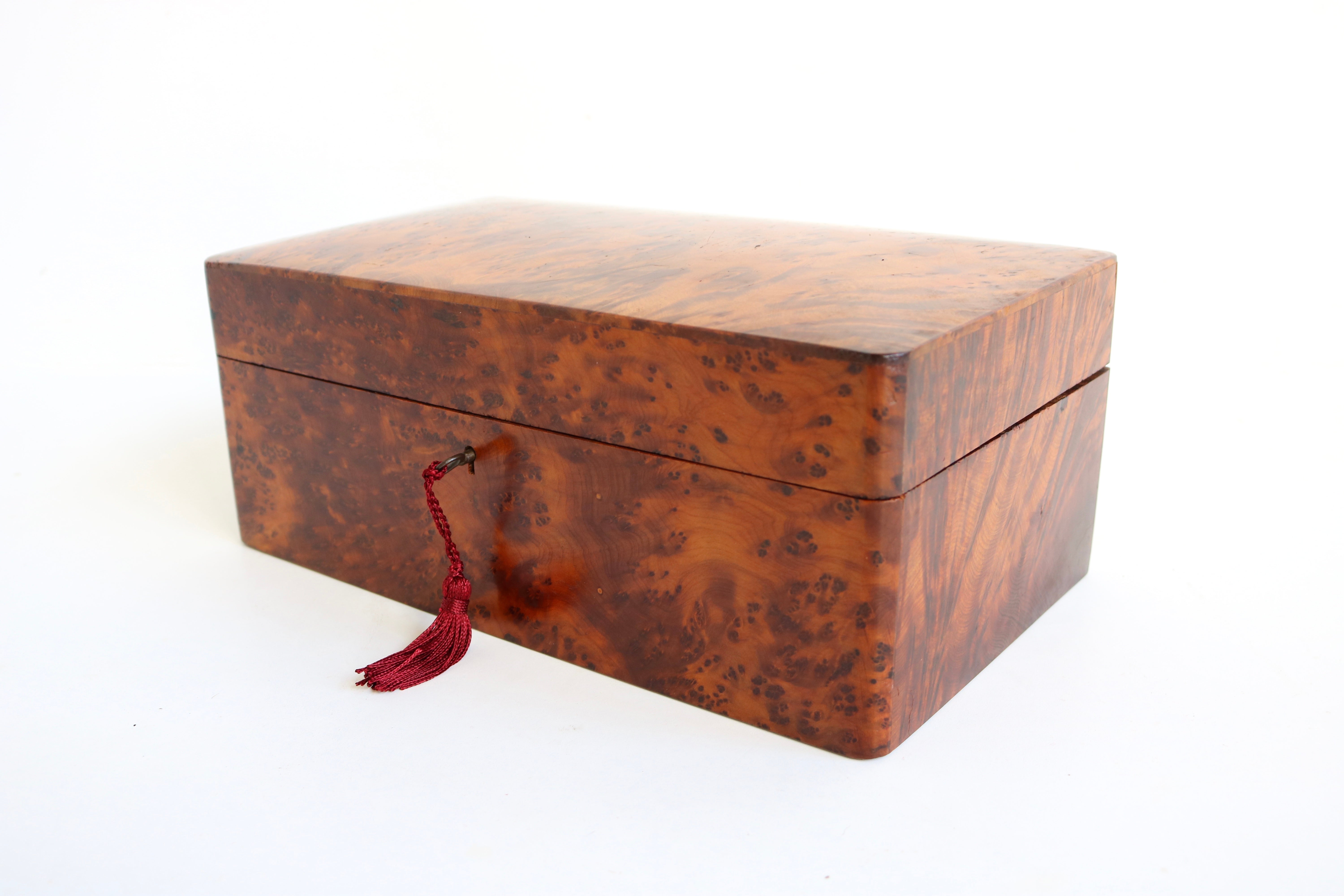 Merveilleuse boîte à bijoux Napoléon III 19ème siècle en bois de ronce de France. 
Grain de bois impressionnant avec un léger bord incurvé sur le dessus. 
Livré avec un intérieur complet et magnifique, très rare car souvent perdu. 
Réparation