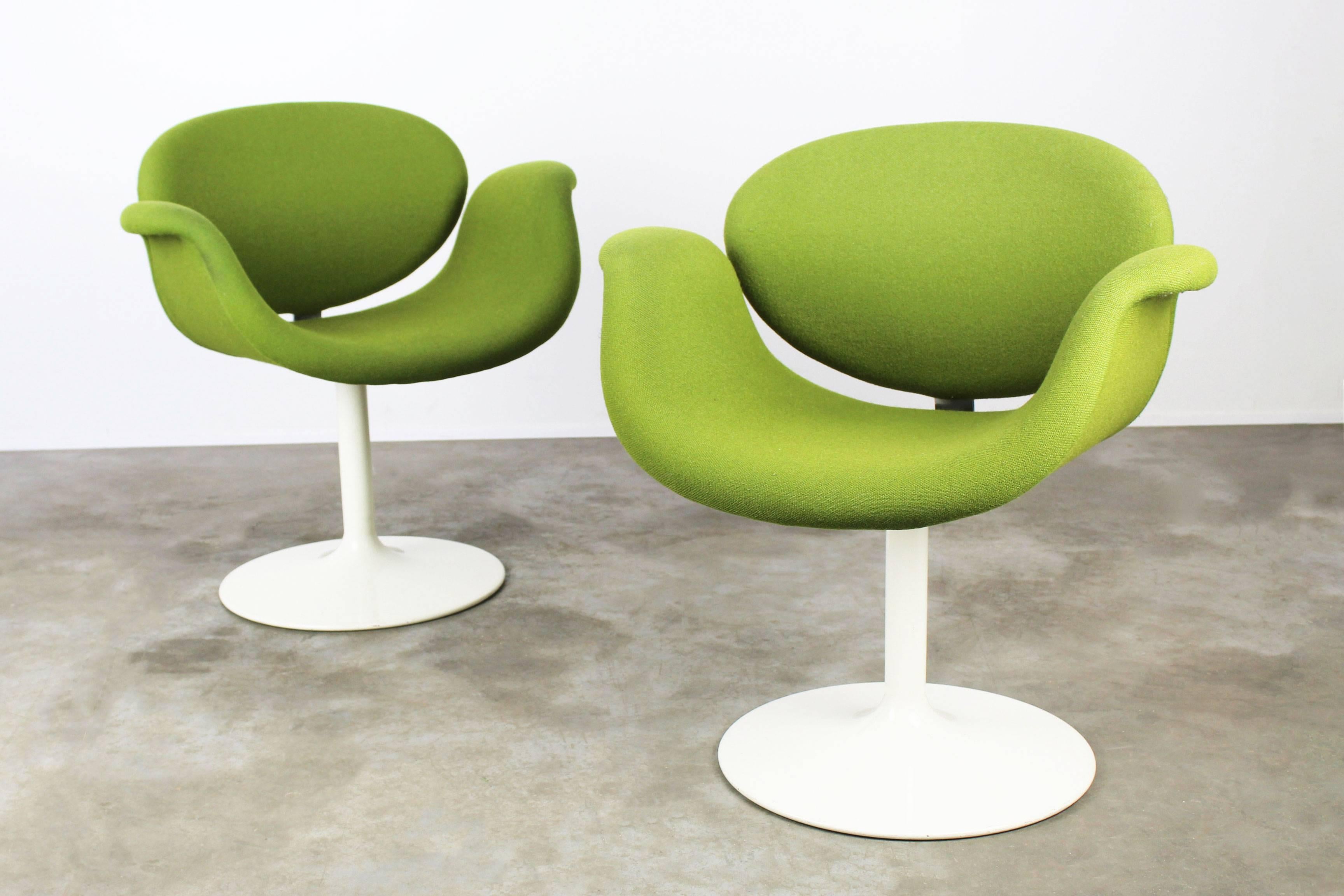 Beautiful set of two little tulip chairs designed by Pierre Paulin for Artifort, 1960. Stunning organic shape. The chairs are swivel and have their original fabric in great condition. Metal trumpet feet, with some sings of use. Perfect for any