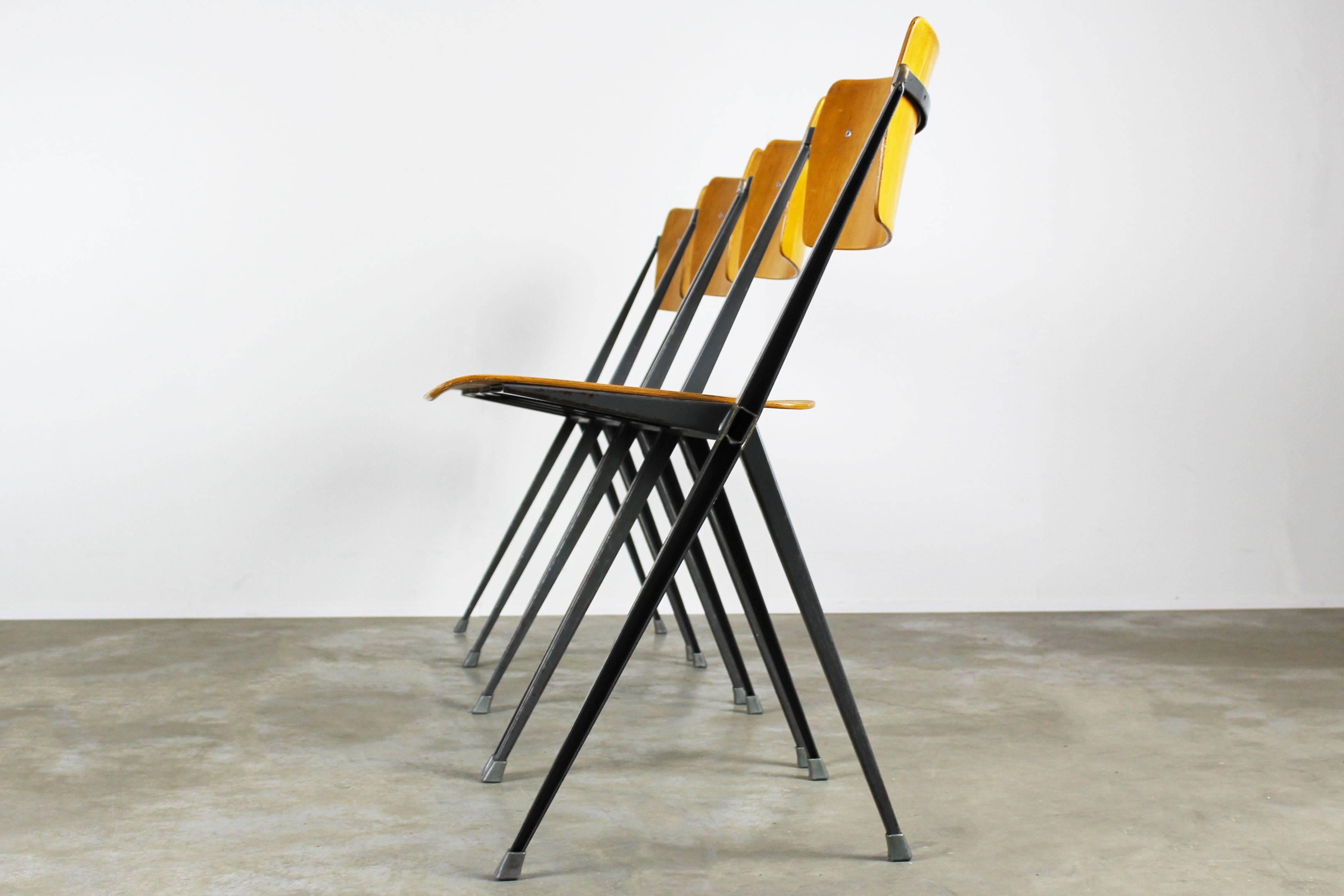 Néerlandais Ensemble de quatre chaises pyramidales conçues par Wim Rietveld pour Ahrend de Cirkel, 1963 en vente