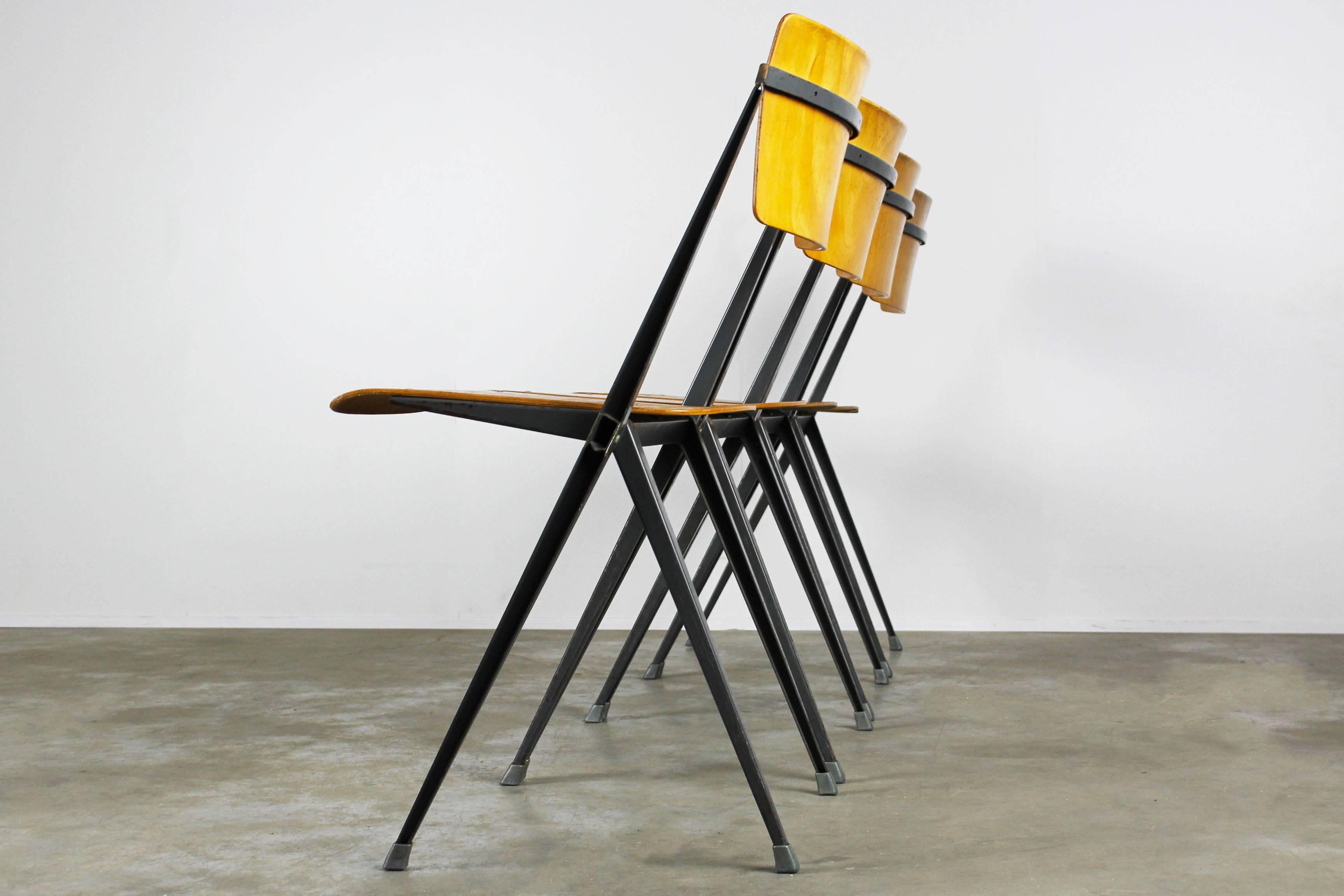 Satz von vier Pyramidenstühlen, entworfen von Wim Rietveld für Ahrend de Cirkel, 1963 (Mitte des 20. Jahrhunderts) im Angebot