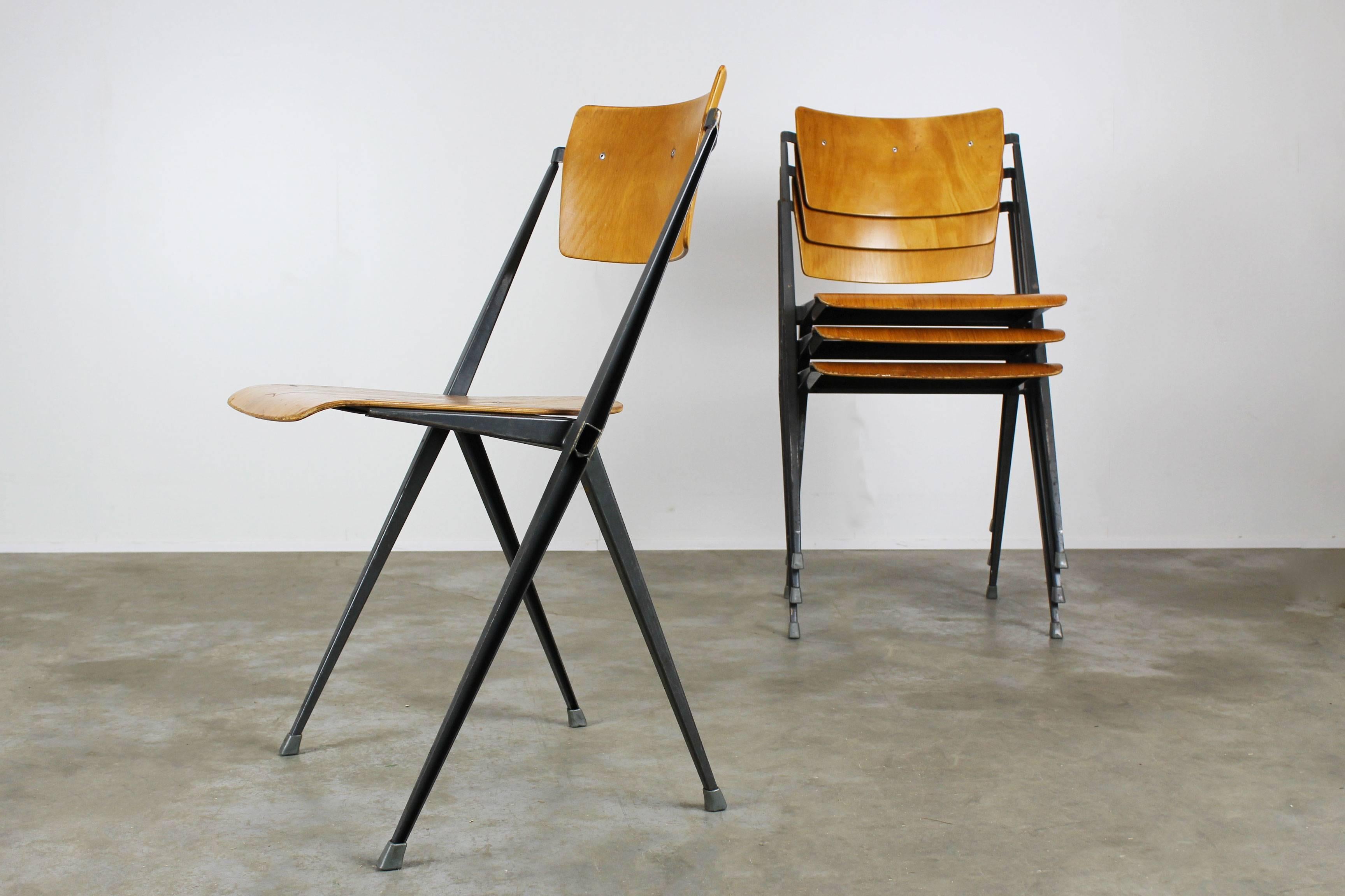 Ensemble de quatre célèbres chaises ''Pyramide'' Conçues par le designer néerlandais Wim Rietveld pour Ahrend de Cirkel en 1963. Ces chaises Pyramide ont un cadre de couleur Petrol gris/bleu et un siège/dossier en bois clair. Merveilleuse patine sur