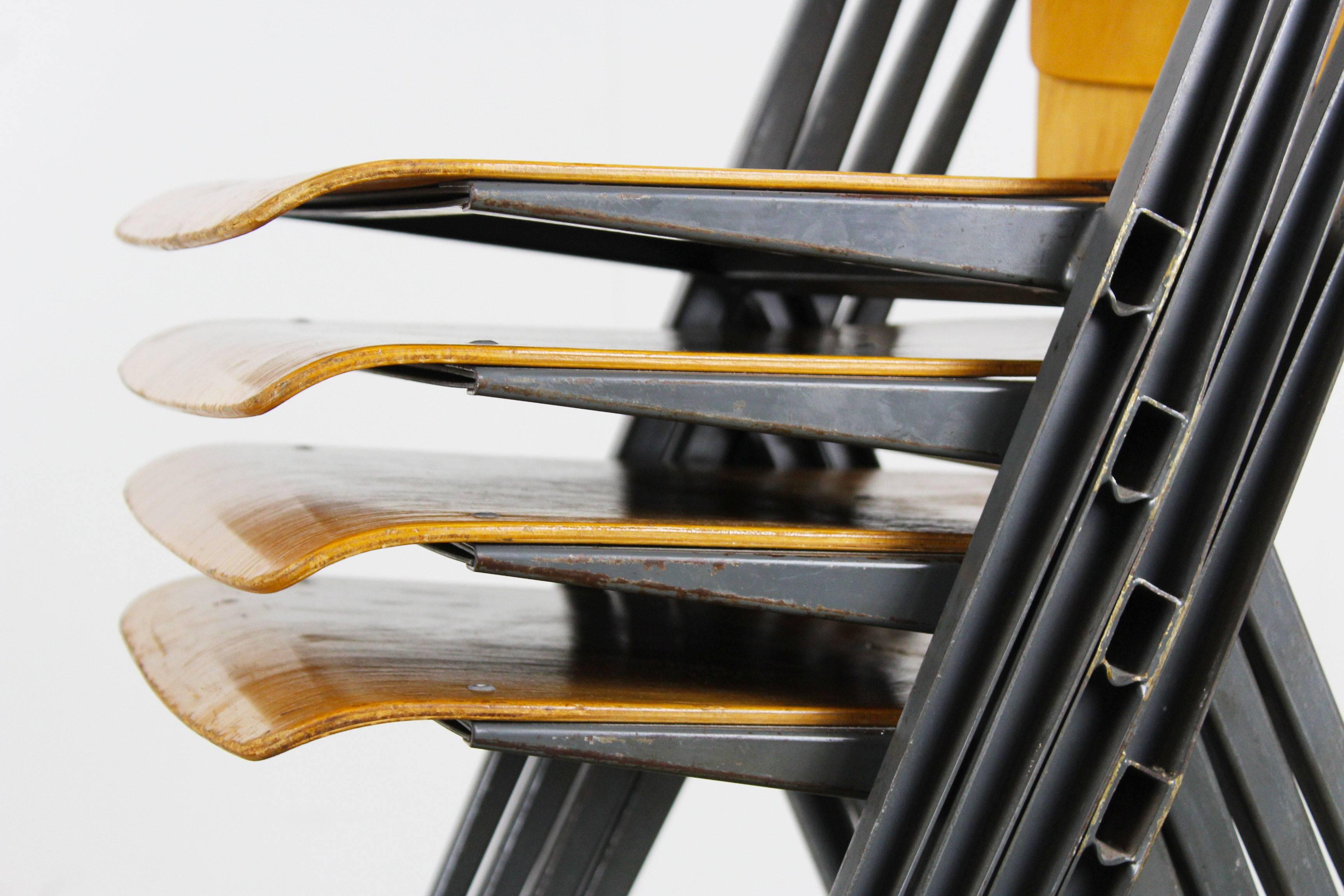 Ensemble de quatre chaises pyramidales conçues par Wim Rietveld pour Ahrend de Cirkel, 1963 en vente 3