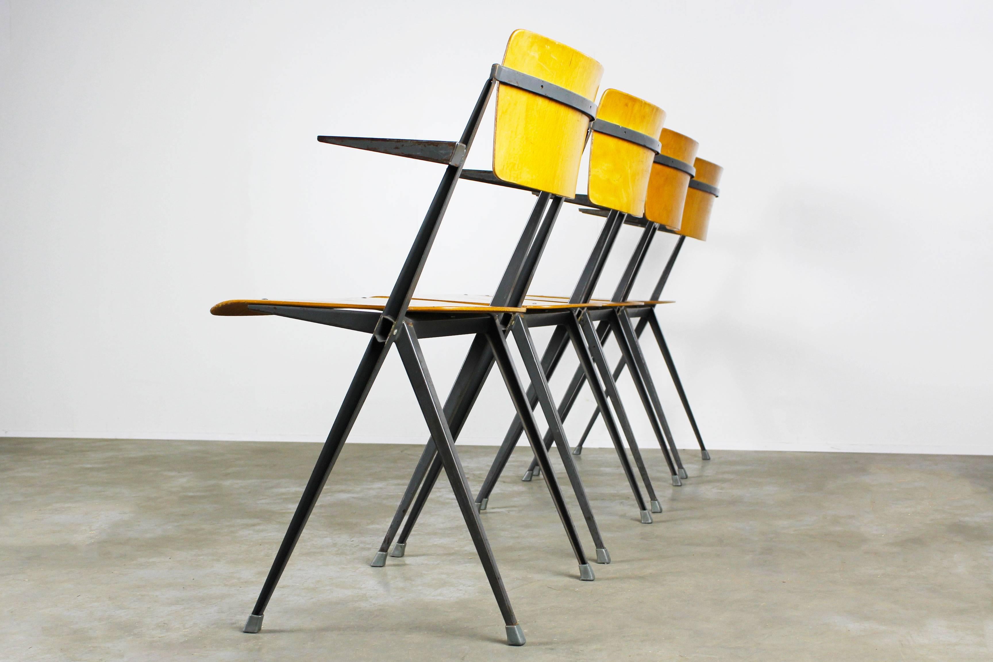 Milieu du XXe siècle Ensemble de quatre chaises pyramidales avec accoudoirs conçues par Wim Rietveld, 1963, gris-bleu en vente