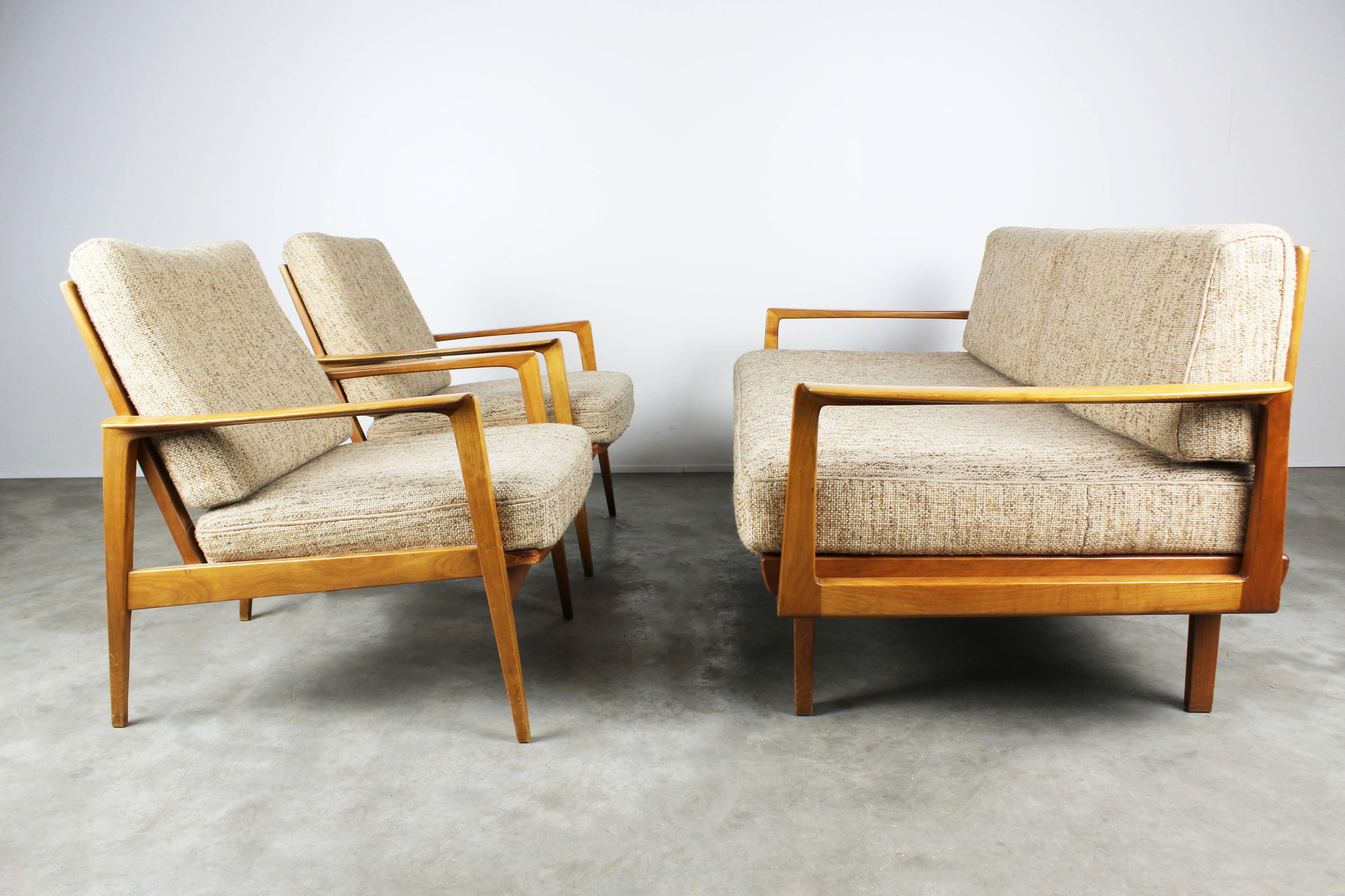 Seltene:: völlig originale Wohnzimmergarnitur mit zwei Sesseln und Magic Sofa / Schlafcouch von Knoll Antimott:: 1950. 
Das Sofa lässt sich in Sekundenschnelle in ein bequemes Daybed verwandeln. Wunderschönes Holzgestell und minimalistische