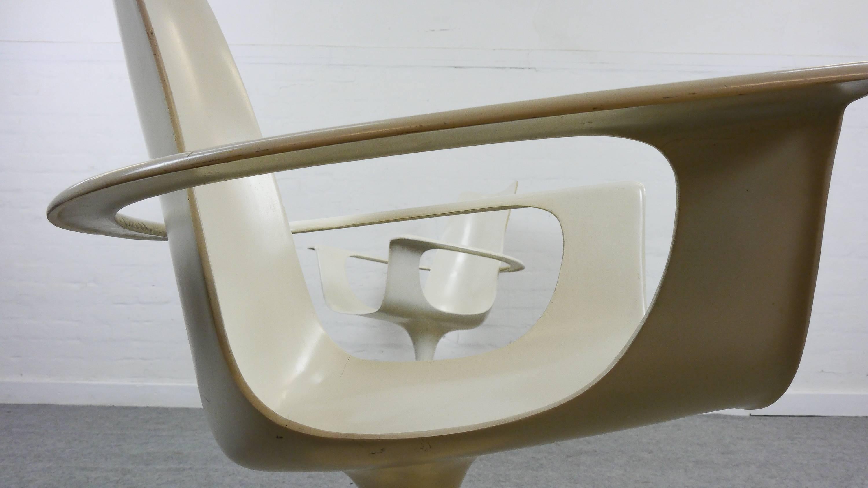 Sammlerstück - Satz von zwei Sesseln mit frei beweglicher Armlehne. Entworfen von Luigi Colani 1974:: hergestellt von Lusch:: Deutschland. Der Stuhl trägt den Spitznamen 