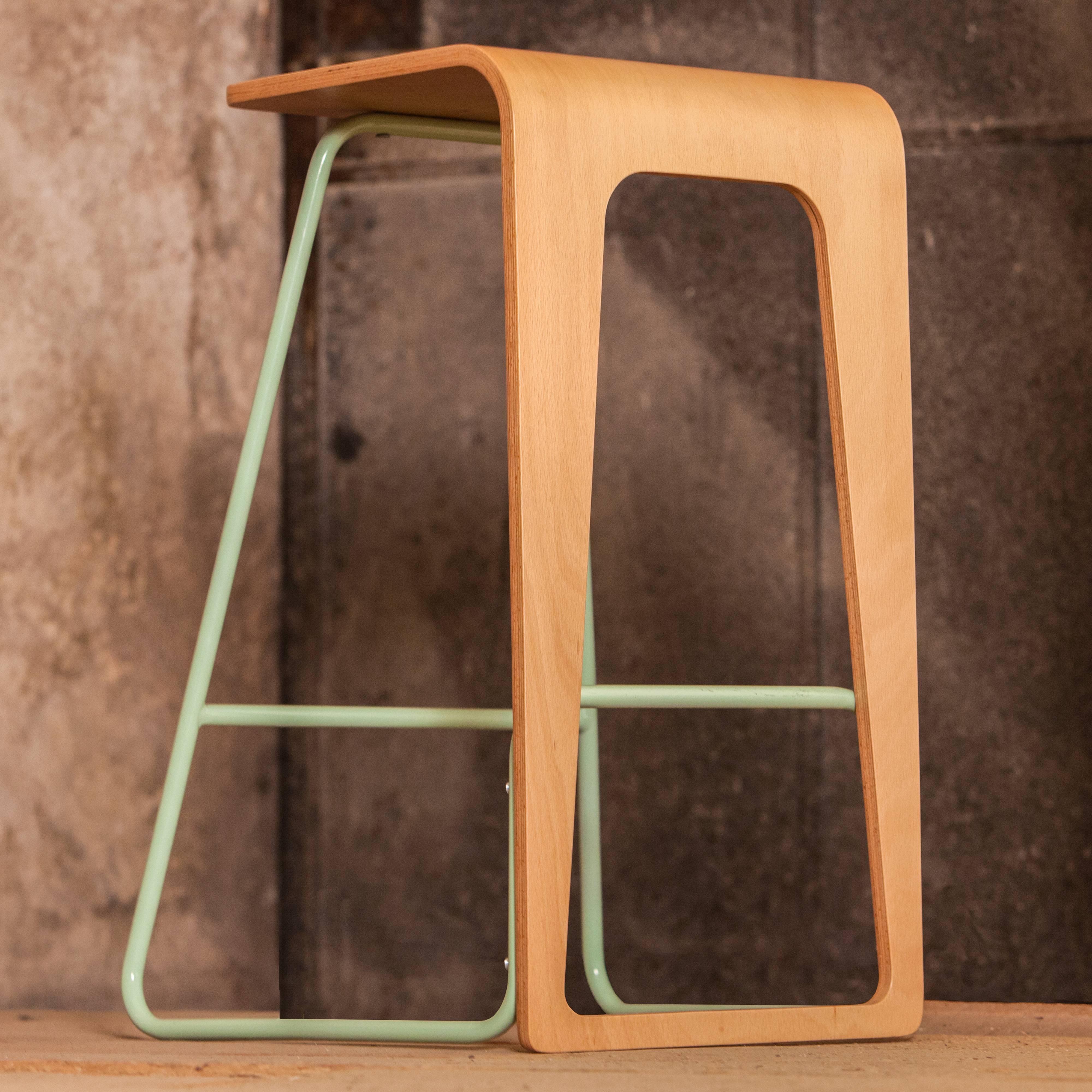 Finally an innovative bar stool!
The front rounded edge of the seat lenghtens towards the bottom like a decorative frame.
Awesome detail: the footrest very useful and comfortable…
The metal structure is available in eight colors and the wooden