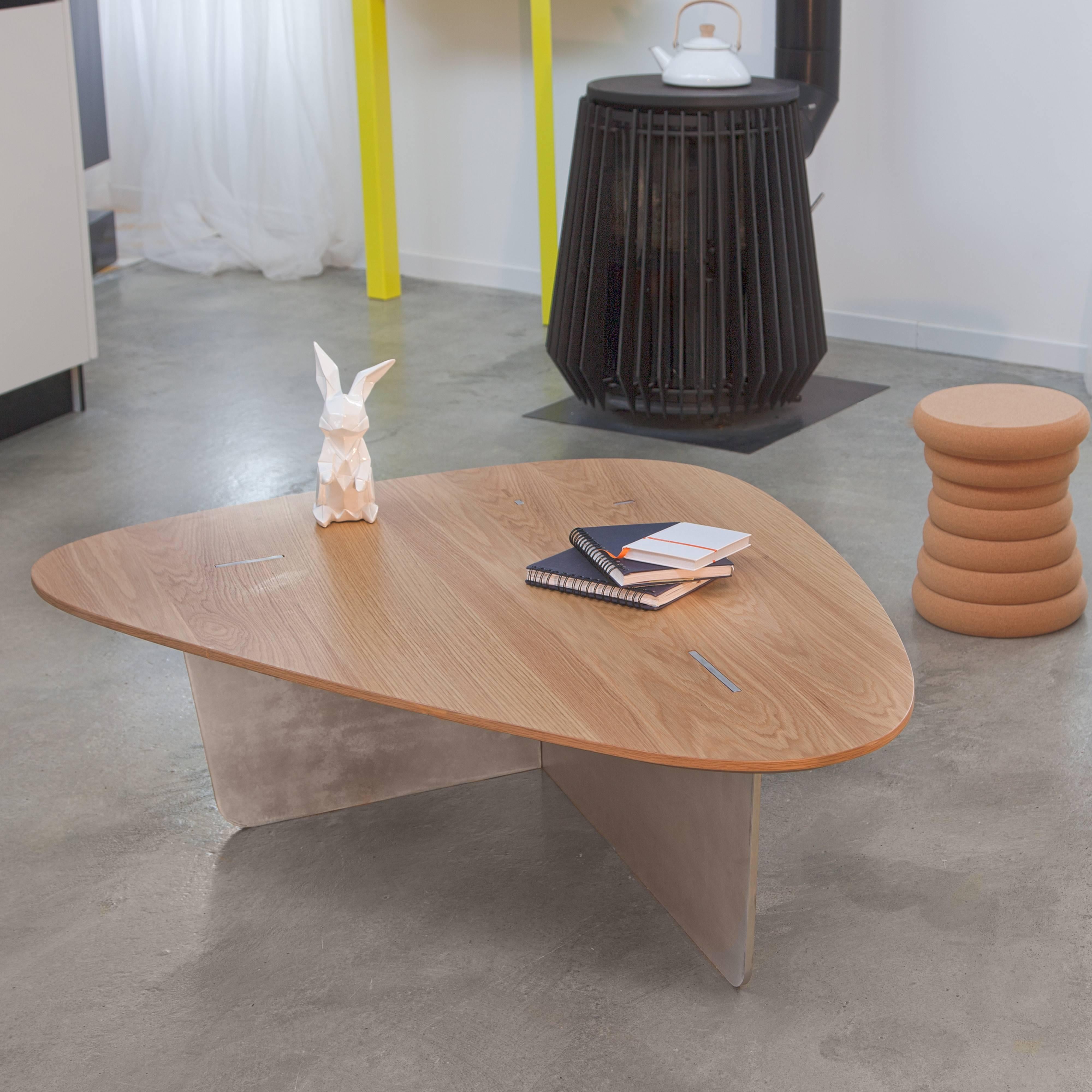 UFO alert! Aero is flying over your living room.
Its laser cut metal leg, seems to slightly levitate over the floor.
It comes perfectly on the surface of the wooden top for a combination of two kind of raw materials. Successful alliance between