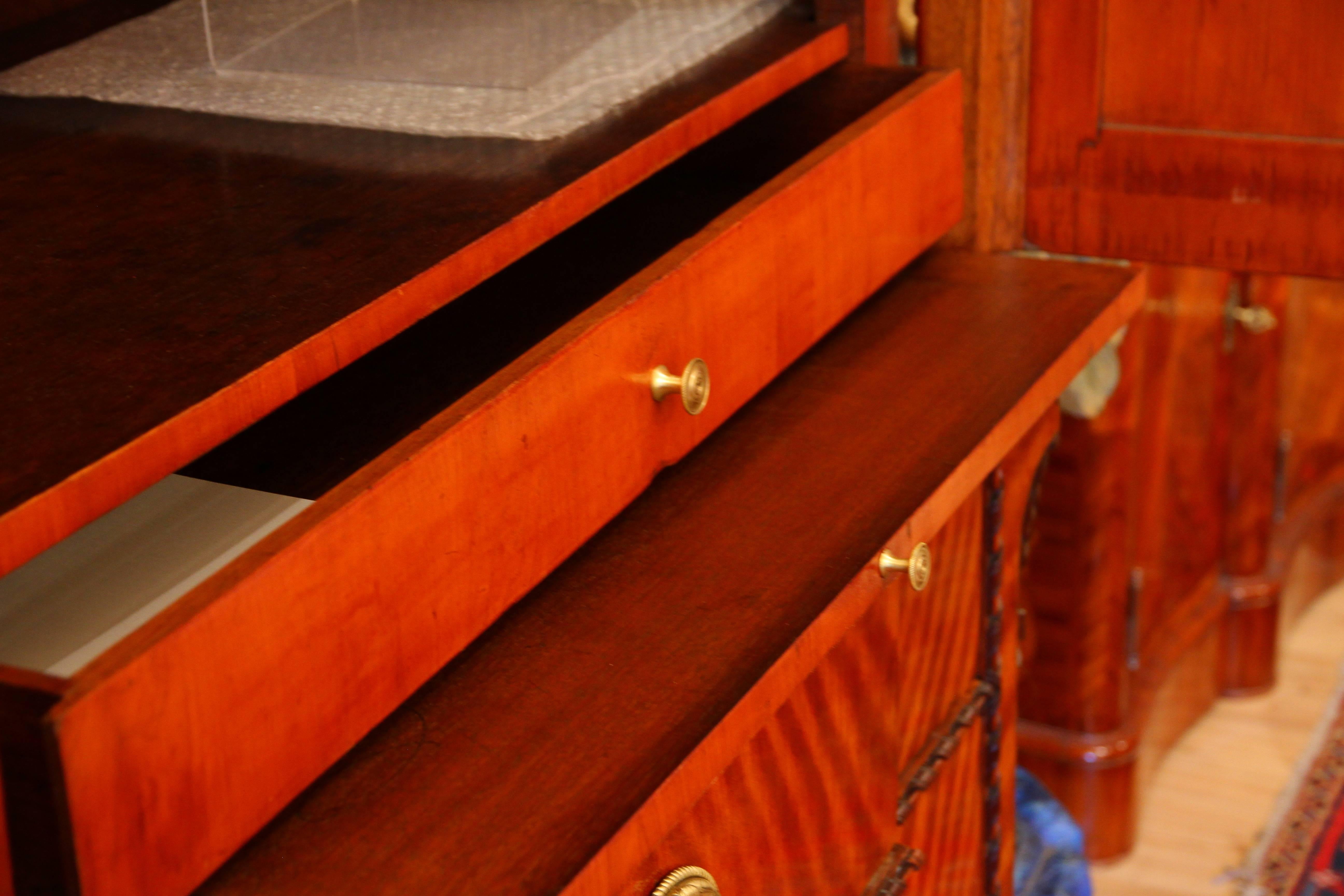 Dutch Dresser in Waved Wood, circa 1810 For Sale 3