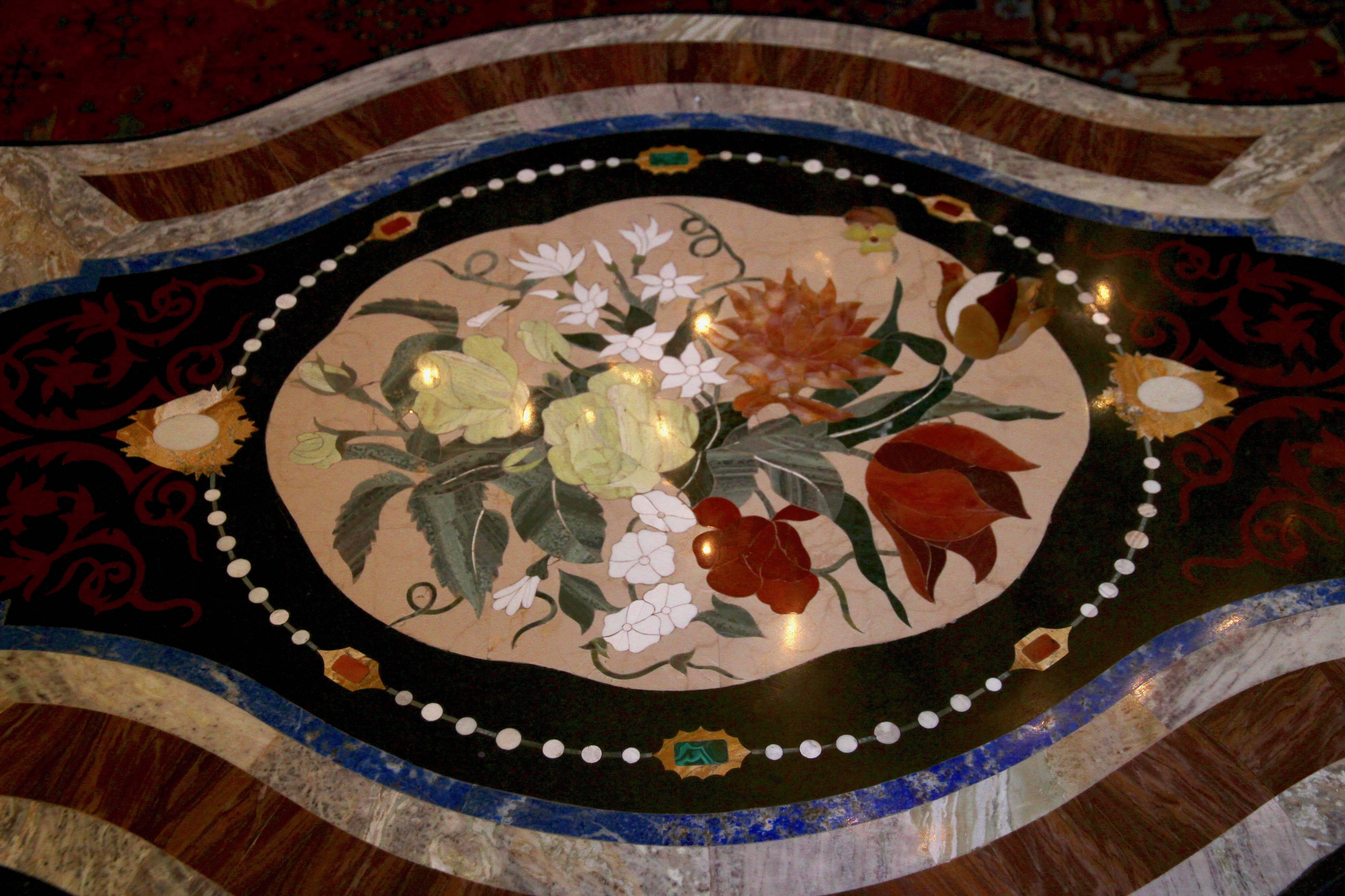 Renaissance Revival Coffee Table in Pietre Dure Marquetery, Italian Artwork, 20th Century For Sale