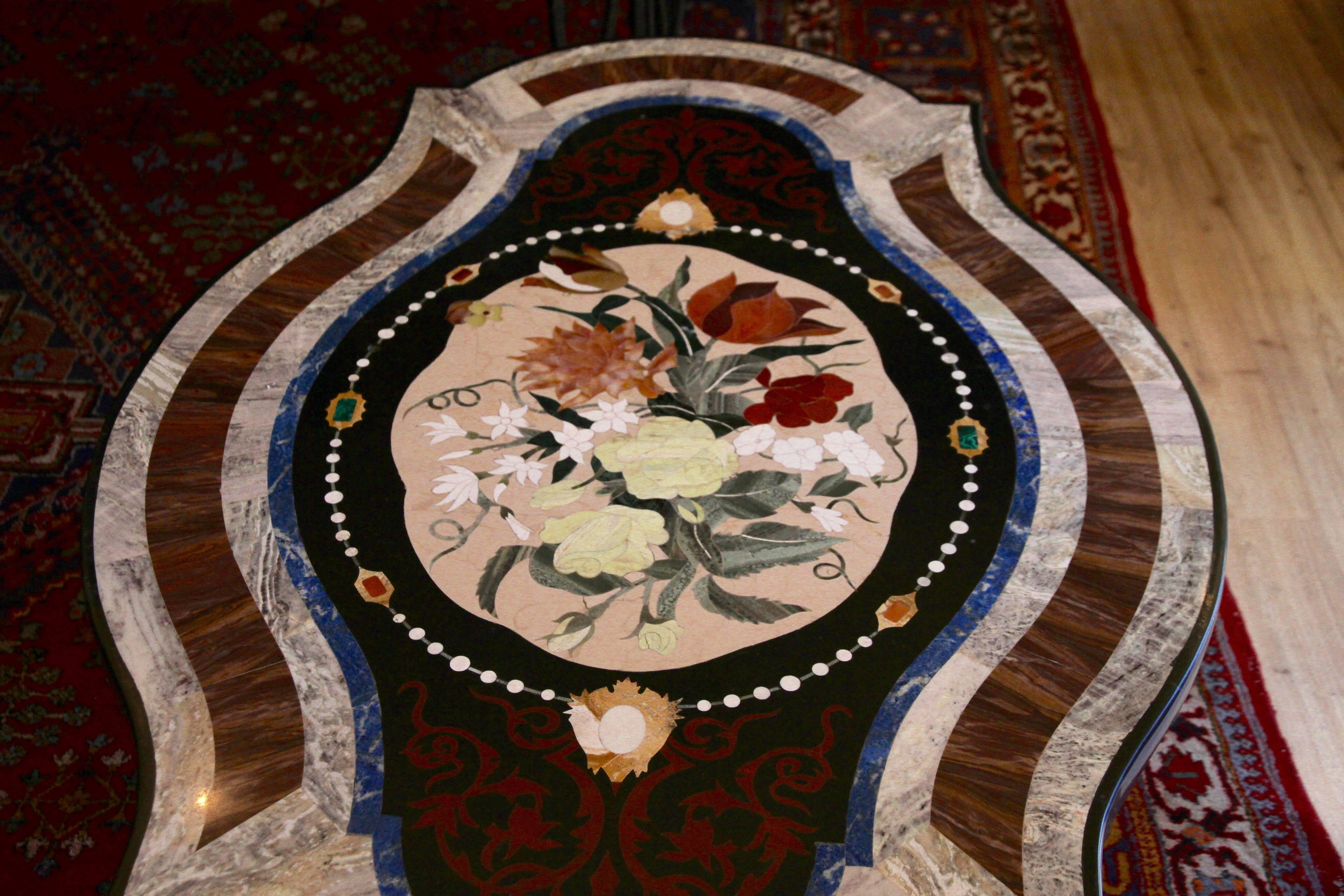 Coffee Table in Pietre Dure Marquetery, Italian Artwork, 20th Century In Good Condition For Sale In Bordeaux, FR