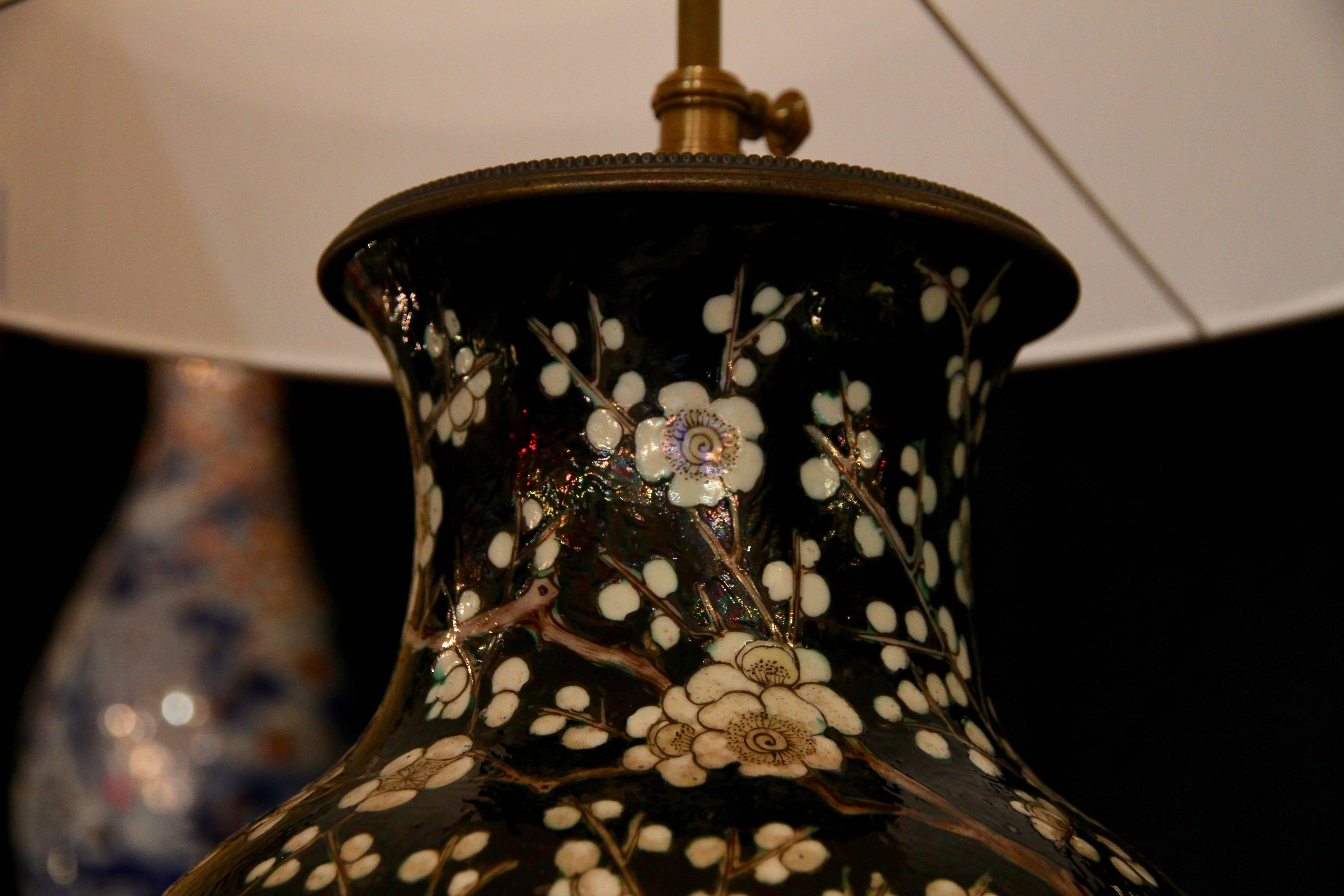 Chinese Vase Mounted in Lamp, Gilded Bronze, 19th Century Chinese Artwork For Sale 2