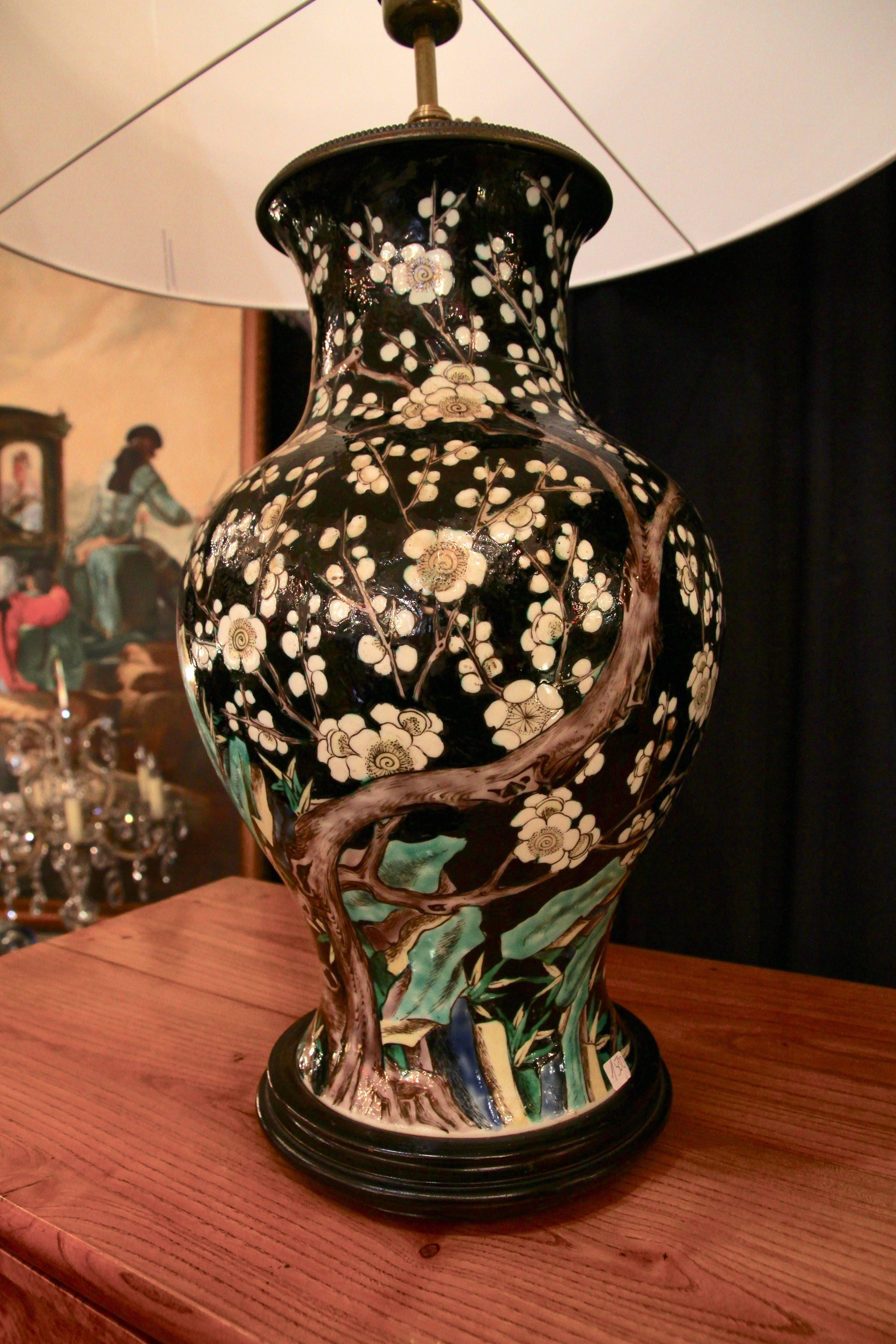 Chinese Vase Mounted in Lamp, Gilded Bronze, 19th Century Chinese Artwork In Good Condition For Sale In Bordeaux, FR