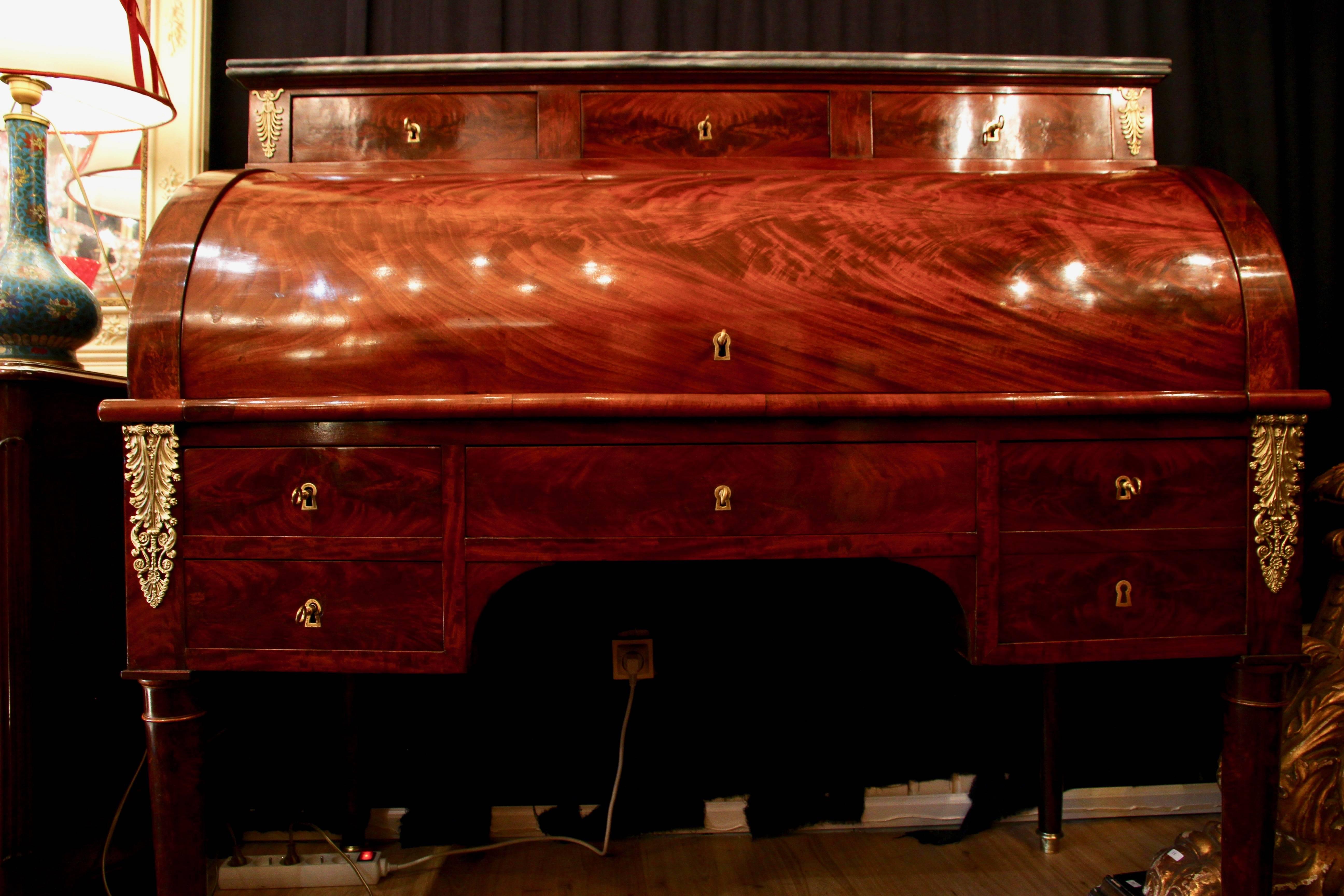 Cylinder Desk in Flame Mahogany, 19th Century For Sale 1