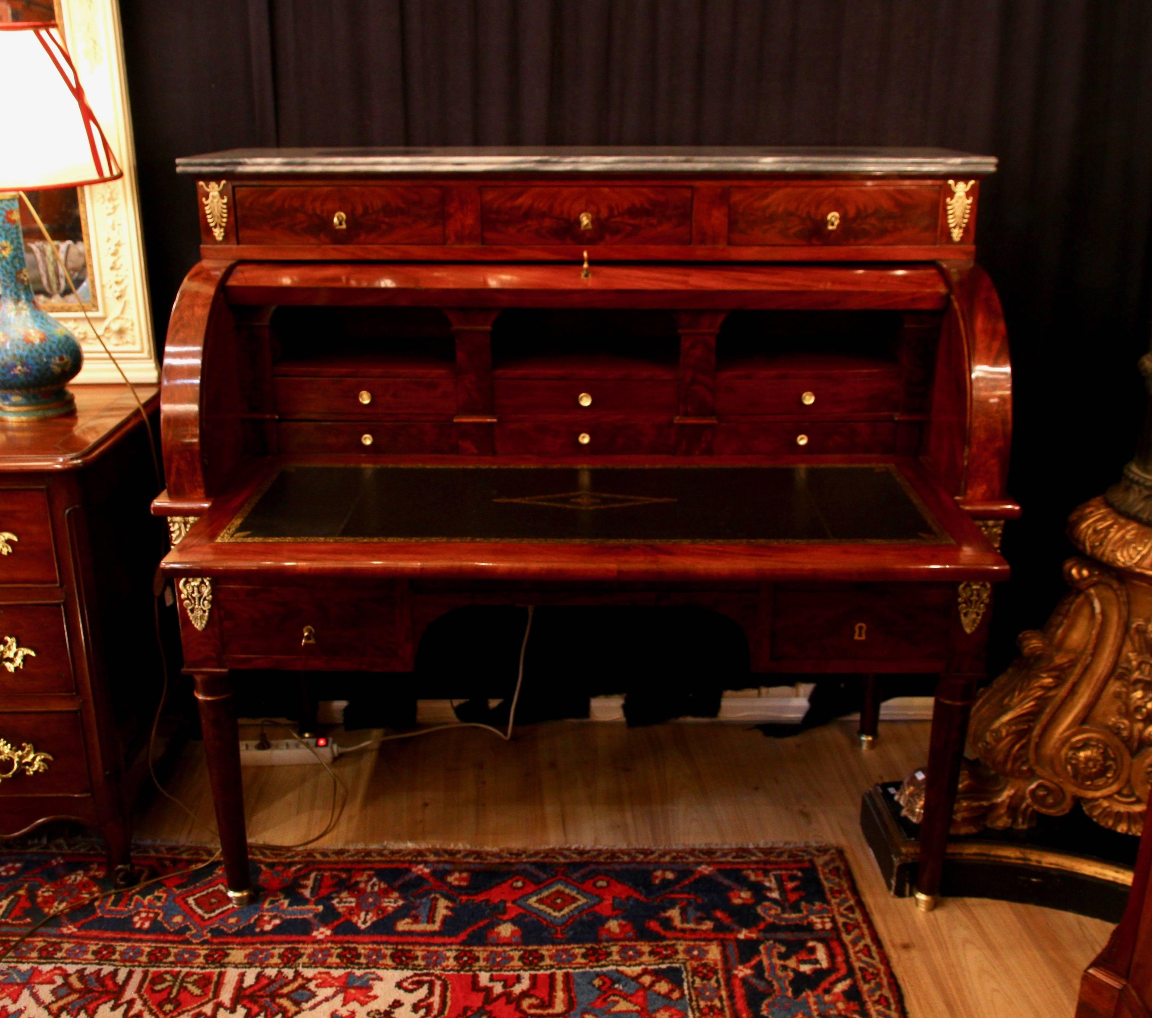 Cylinder Desk in Flame Mahogany, 19th Century For Sale 3