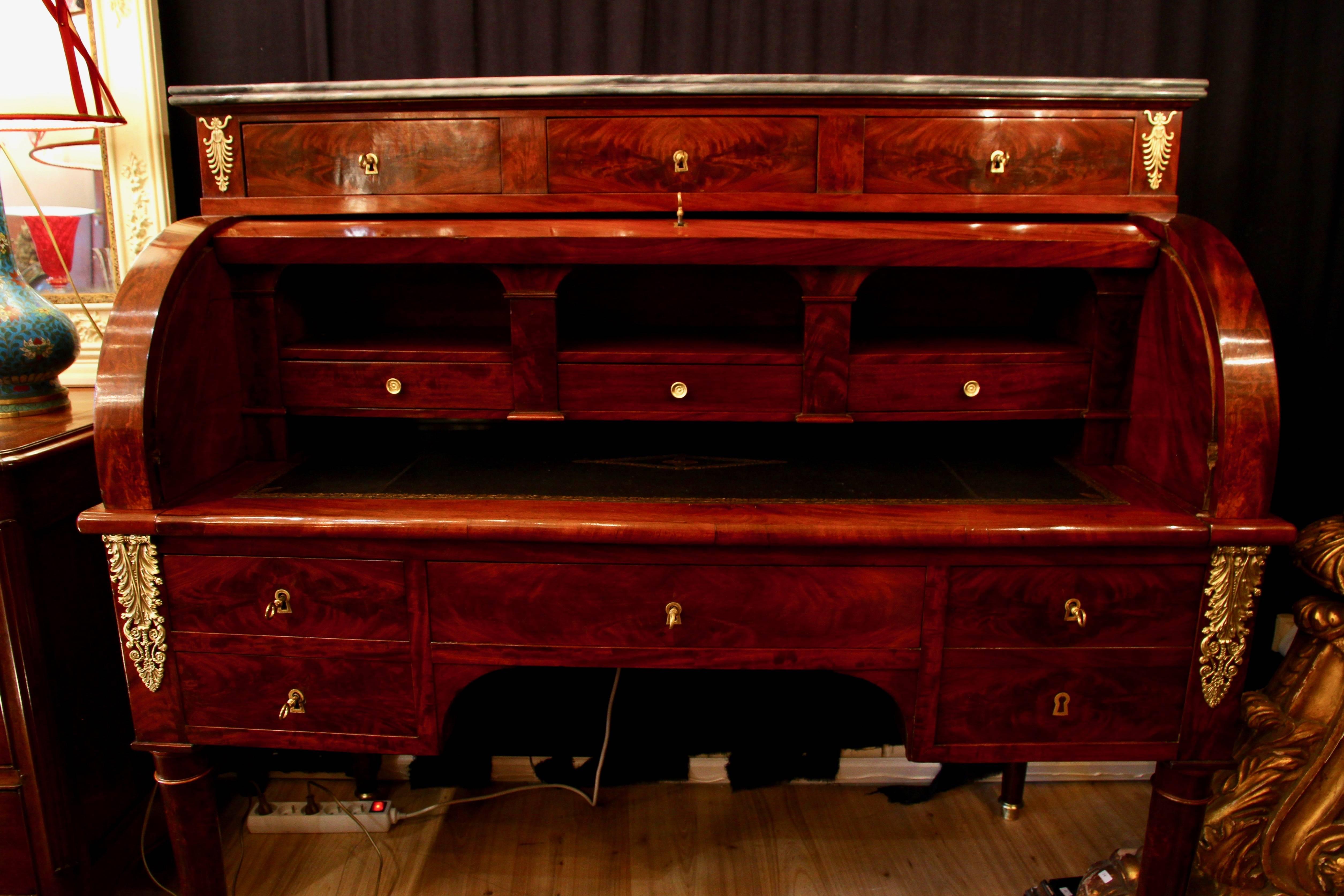 Cylinder Desk in Flame Mahogany, 19th Century For Sale 2