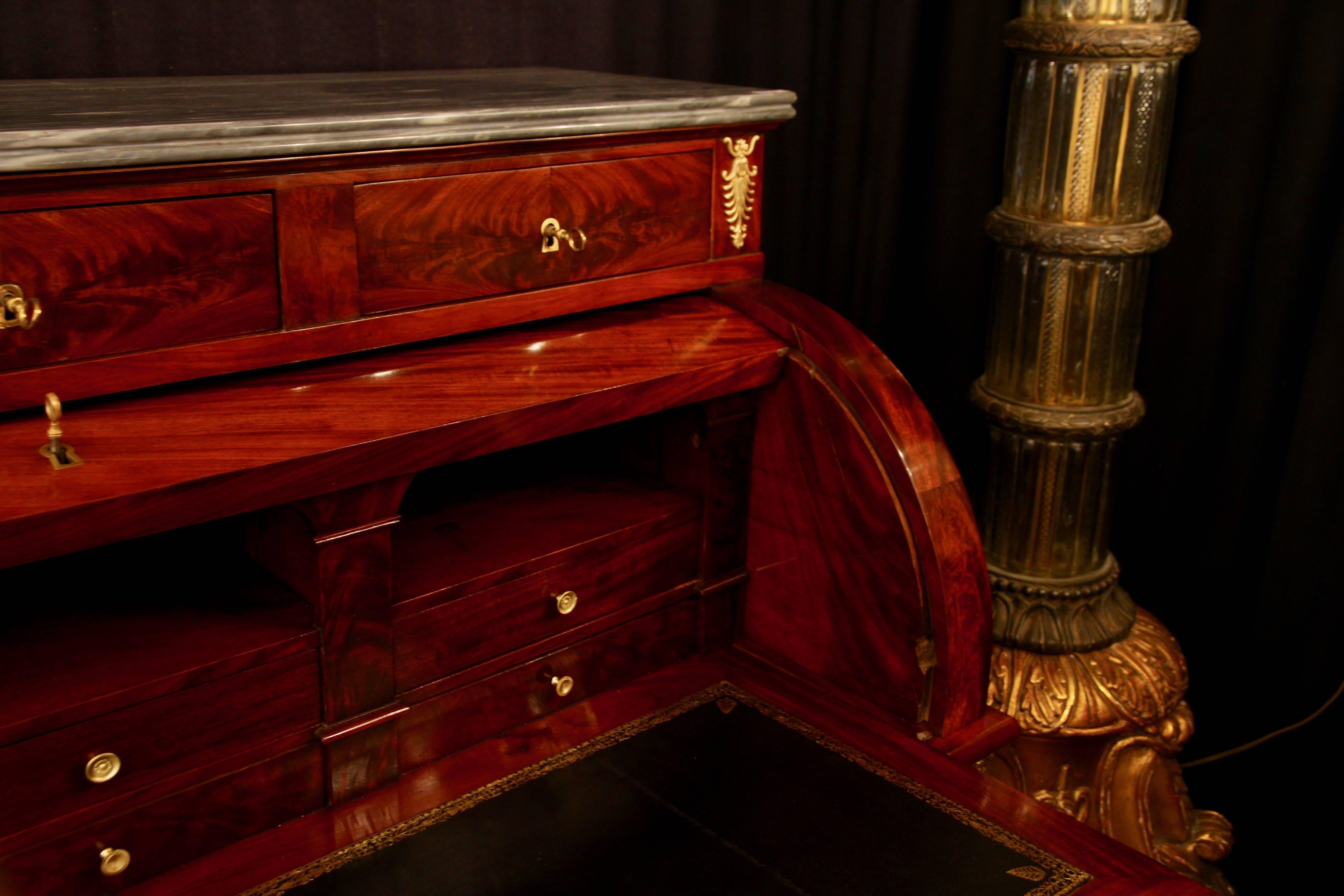 Cylinder Desk in Flame Mahogany, 19th Century For Sale 4