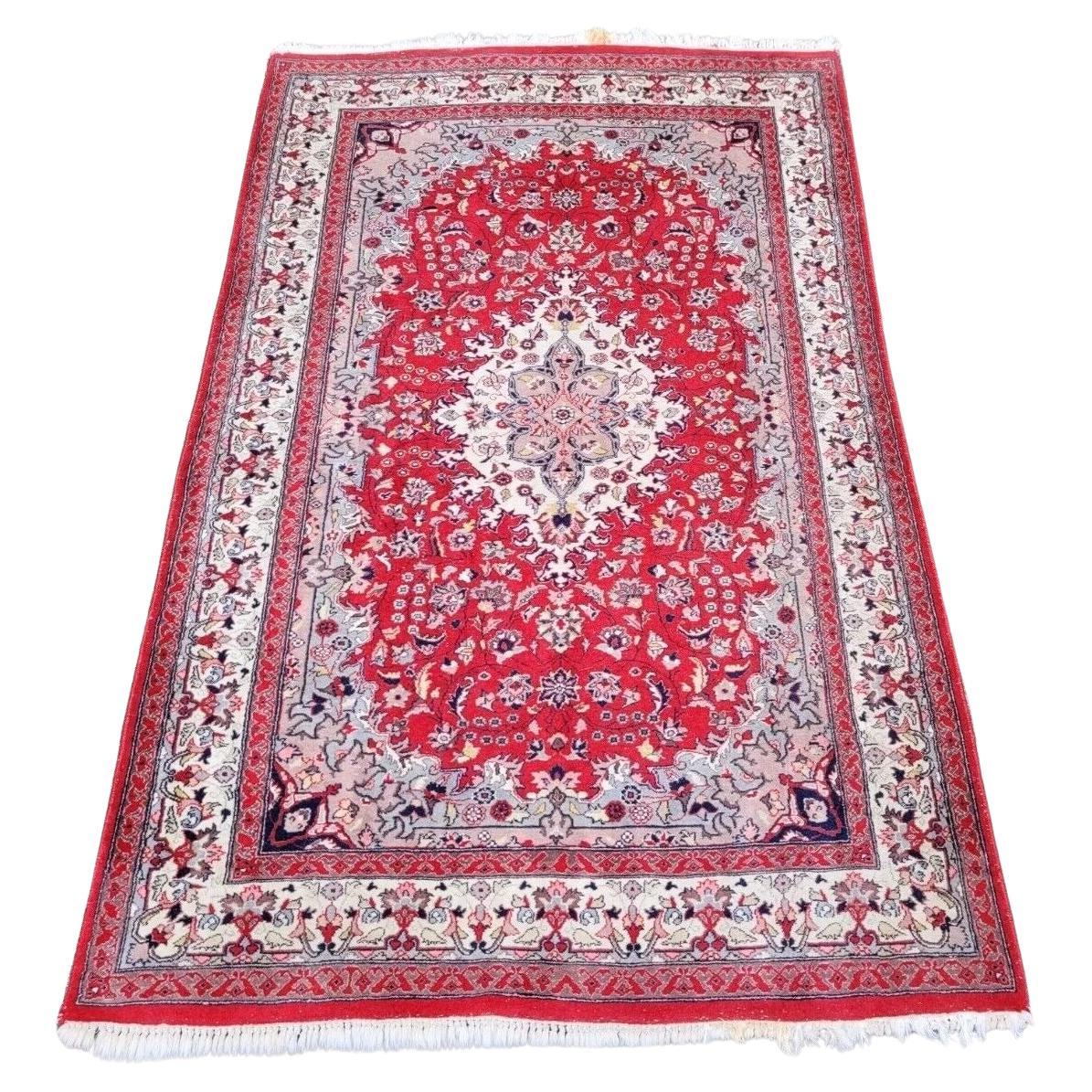 Tappeto Sarouk persiano vintage fatto a mano 4' x 6.4' (123cm x 194cm) anni '60 - 2K13 in vendita