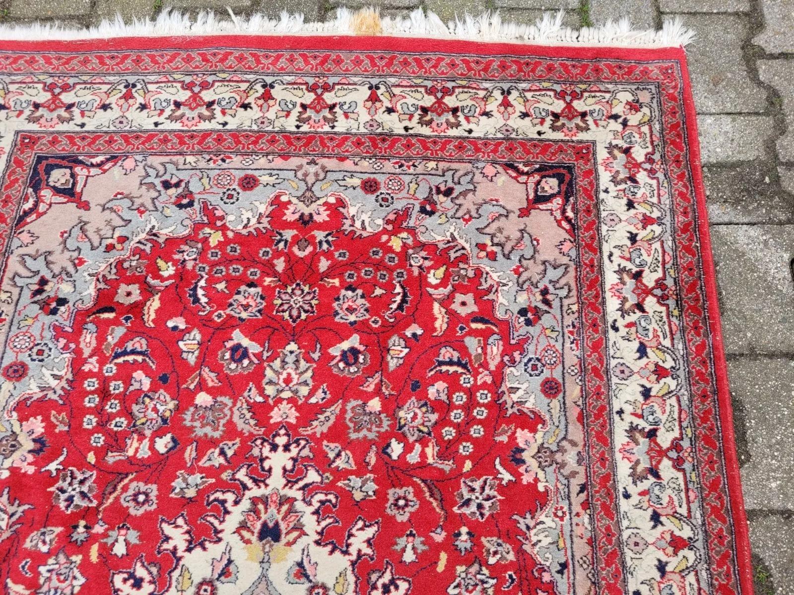 Annodato a mano Tappeto Sarouk persiano vintage fatto a mano 4' x 6.4' (123cm x 194cm) anni '60 - 2K13 in vendita