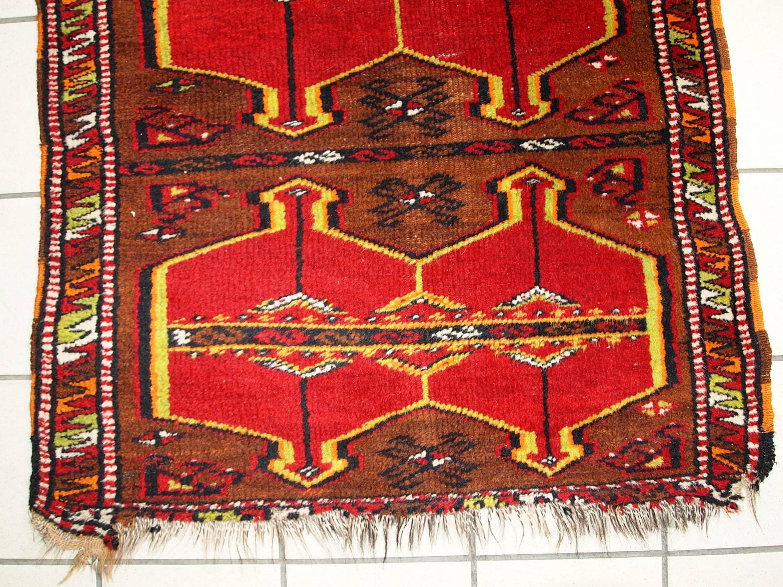 Handmade Antique Collectible Turkish Yastik Rug, 1920s, 1C283 In Good Condition For Sale In Bordeaux, FR