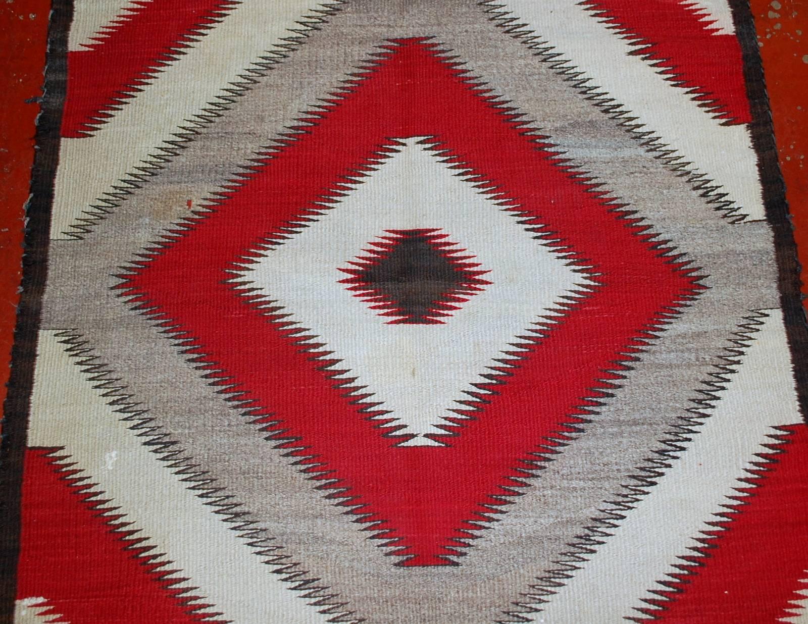 Handmade Antique Native-American Navajo Geometric Rug, 1900s In Good Condition In Bordeaux, FR