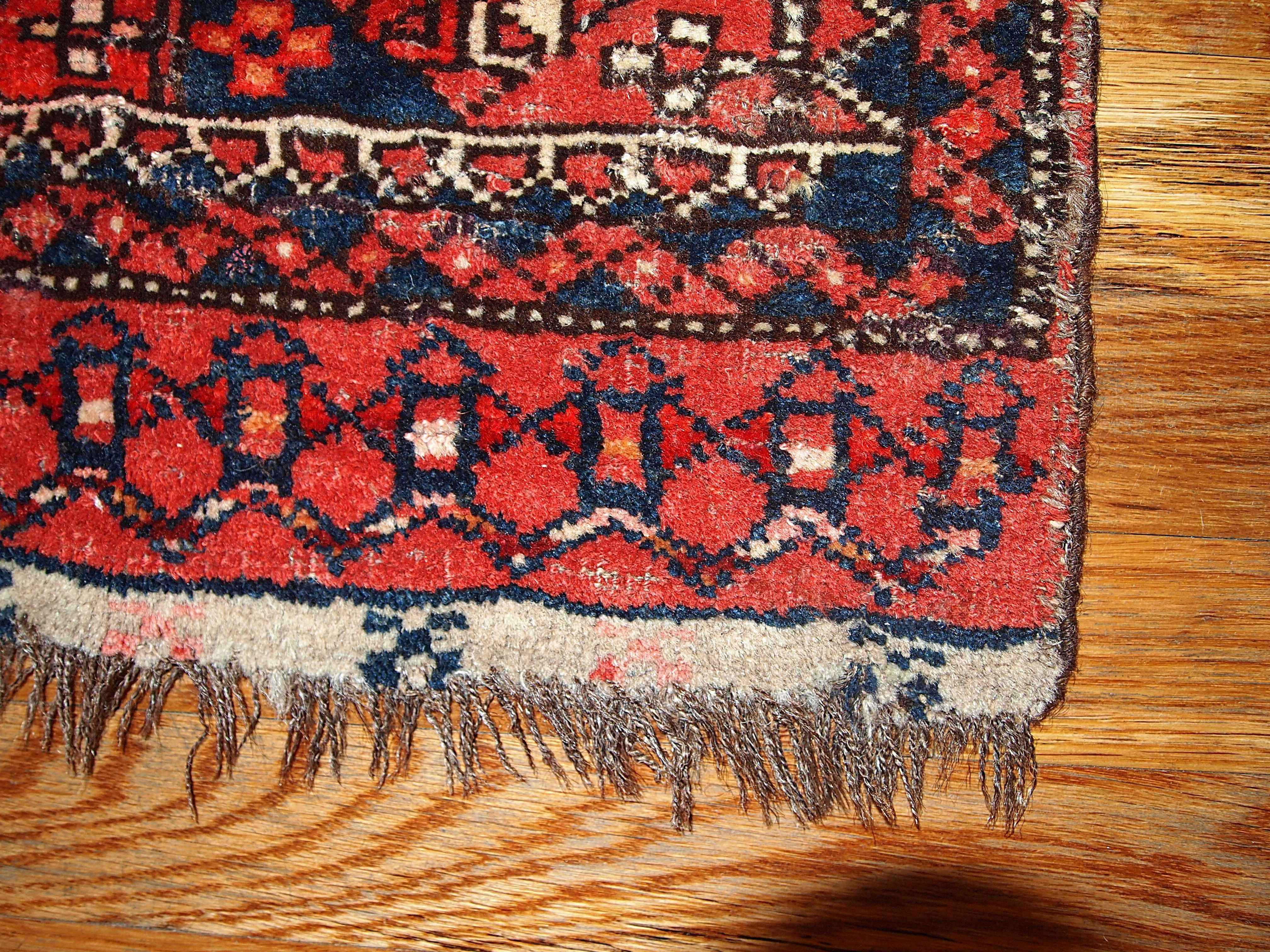 Questa borsa da collezione antica fatta a mano ha colori estremamente belli. Rosso brillante e giallo brillante in combinazione con il blu navy. Il tappeto è datato al XIX secolo e presenta un elegante disegno tribale.