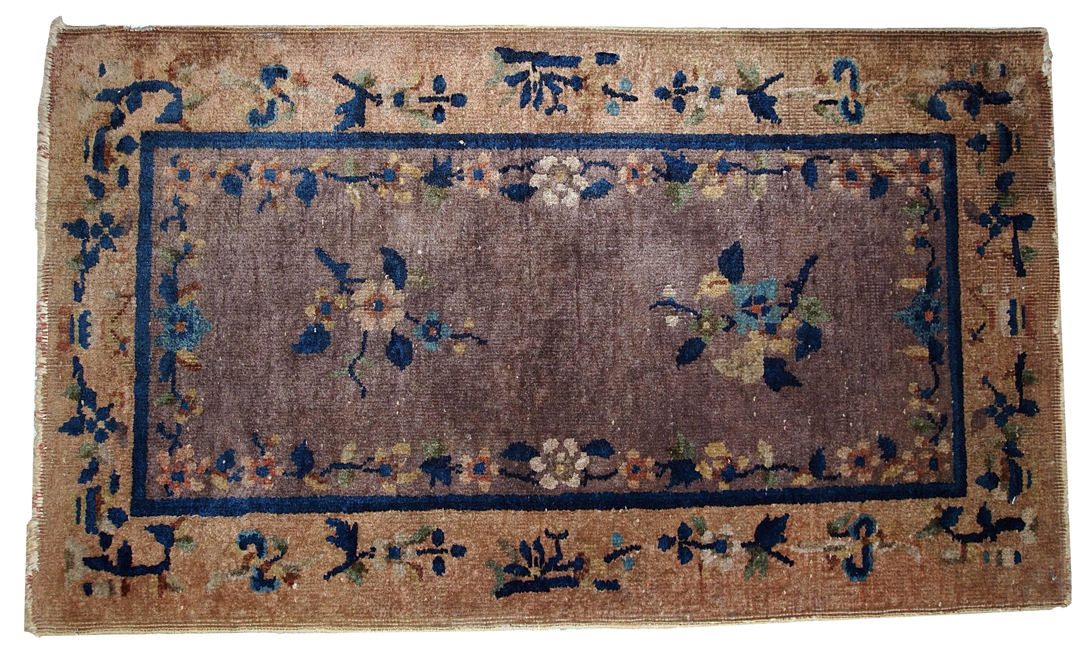 Antiker chinesischer Art-Deco-Teppich im Originalzustand. Der Teppich ist in brauner Farbe auf dem gefüllten (mit etwas Burgunder Farbton in ihm) mit beige dekorierten Rand gemacht. Schöne Kombination der Farbtöne auf diesem Teppich. Das florale