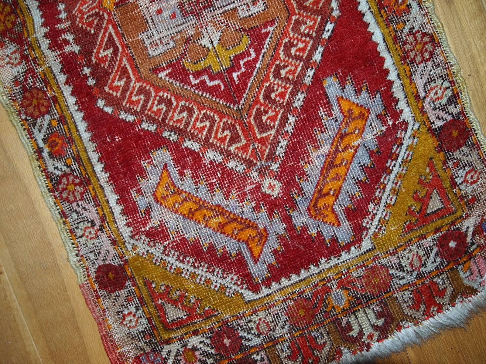 Handmade Antique Collectible Turkish Yastik Rug, 1920s, 1C371 In Fair Condition For Sale In Bordeaux, FR