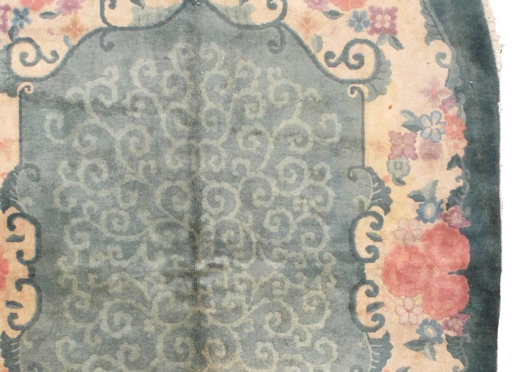 Ovaler chinesischer Art-Déco-Teppich im Originalzustand. Schöne grüne Farbe des Feldes kombiniert zusammen mit creme-beige Grenze. Der Teppich ist mit einem floralen Muster versehen, die Bordüre ist über und über mit roten Rosen bedeckt. Der
