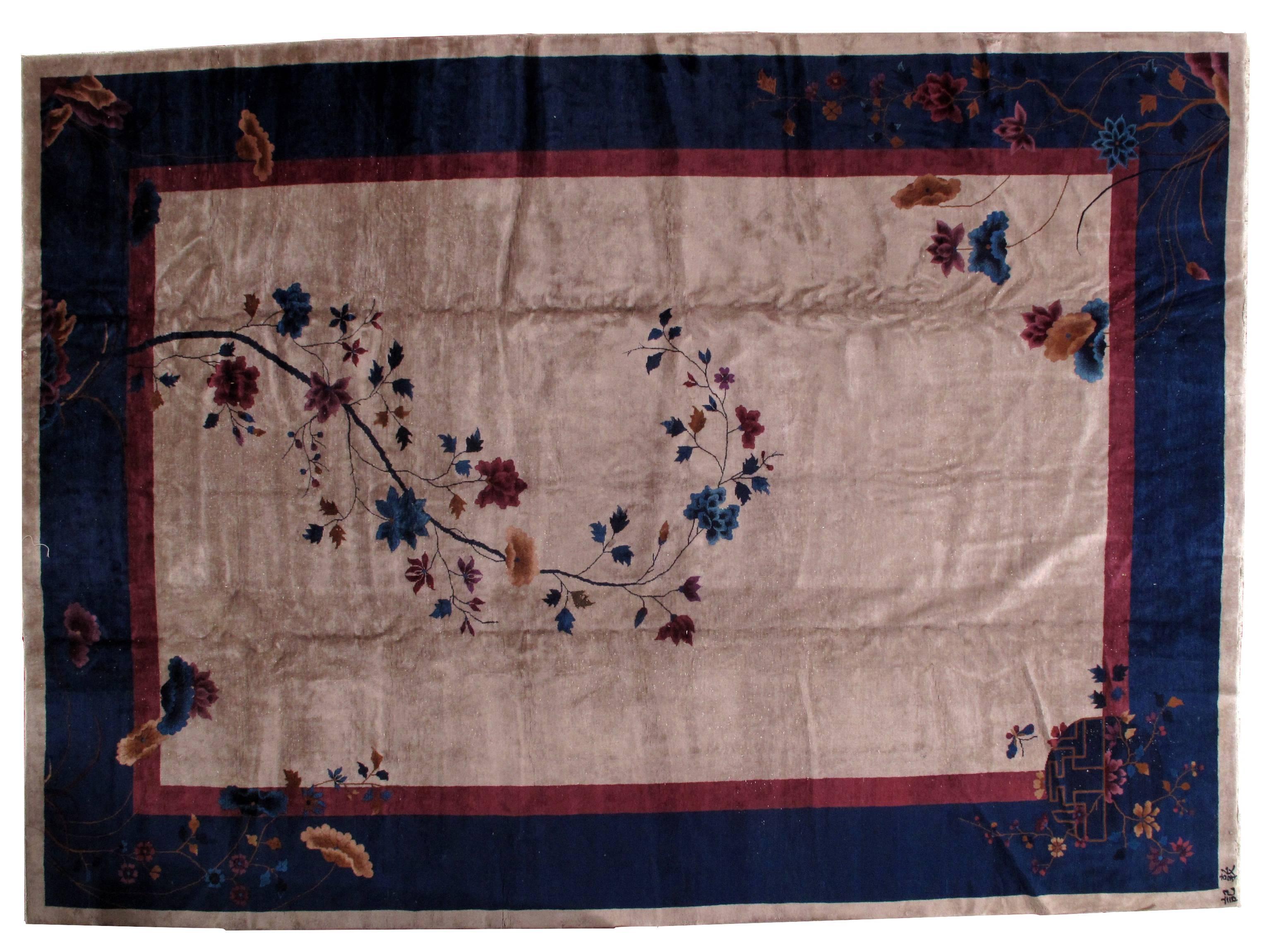 Antiker chinesischer Art-Déco-Teppich im Originalzustand. Der Teppich hat eine sehr interessante Hintergrundfarbe - eine Mischung aus Burgunderrot, Grautönen und Beige. Sie ist fast silbern; der Farbton hängt vom Licht ab. Der Rand ist in Nachtblau