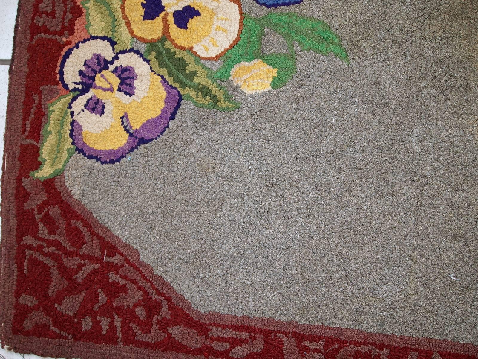 Handmade Antique American Hooked Rug, 1920s, 1C422 In Good Condition For Sale In Bordeaux, FR