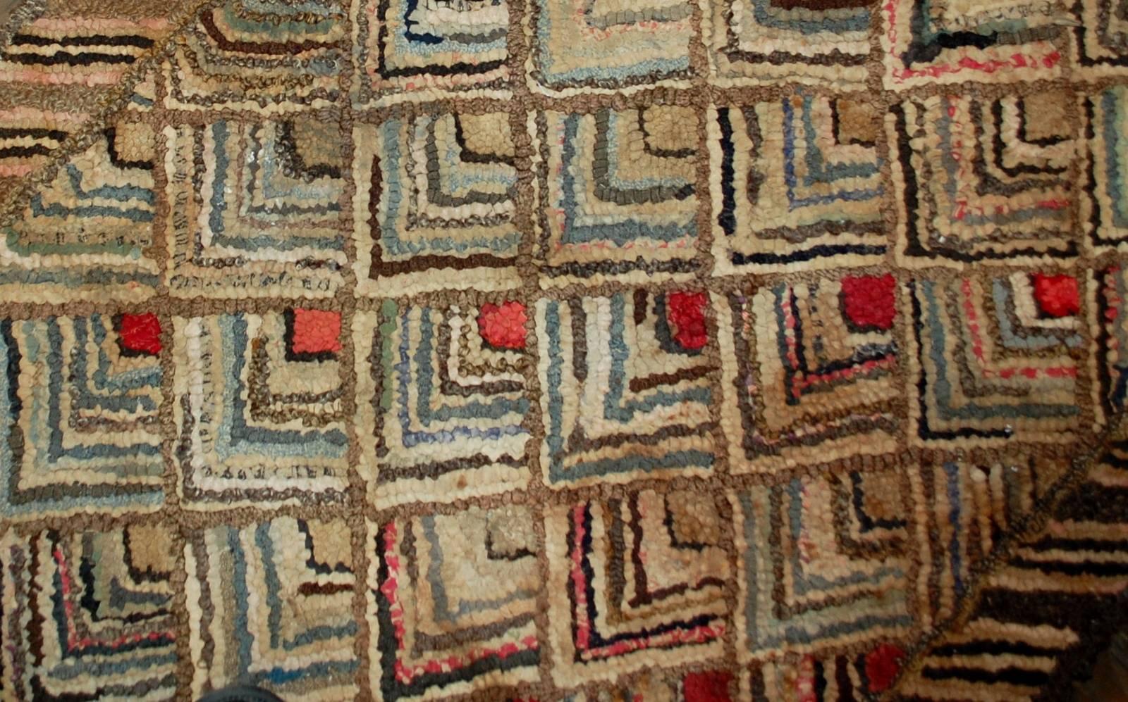Handgefertigter antiker geometrischer amerikanischer Hakenteppich in gutem Originalzustand. Der Teppich ist mit einem sich wiederholenden pfeilförmigen Muster versehen. Es gibt eine Vielzahl von Farben: Braun, Blau, Rot, Beigetöne. Eine schöne