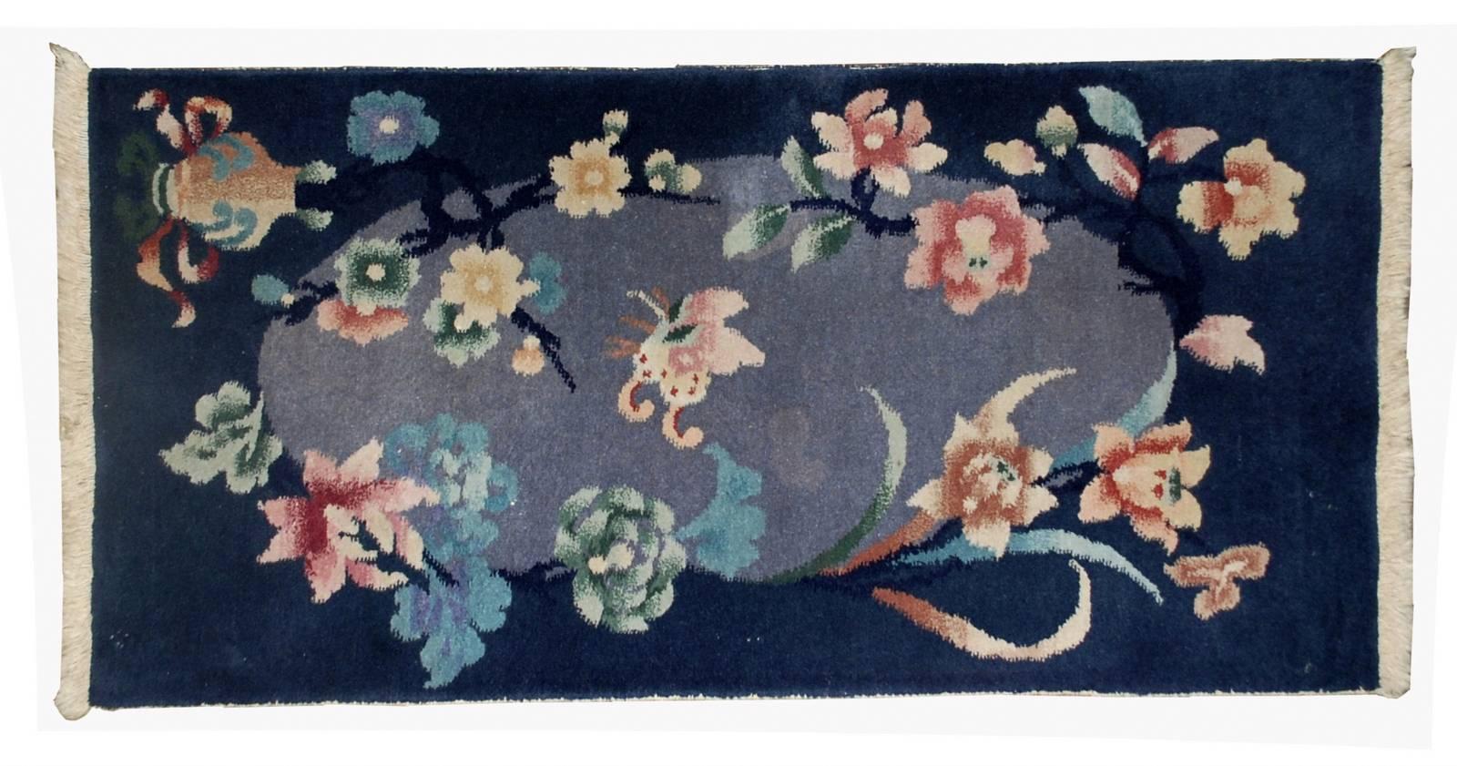 Handgefertigter antiker chinesischer Art-Déco-Teppich im Originalzustand. Der Teppich ist in einem nachtblauen Farbton für den Rand mit einem ovalen zentralen Bereich in einem grauen Farbton gehalten. Es ist floral und mit großen Blumen im