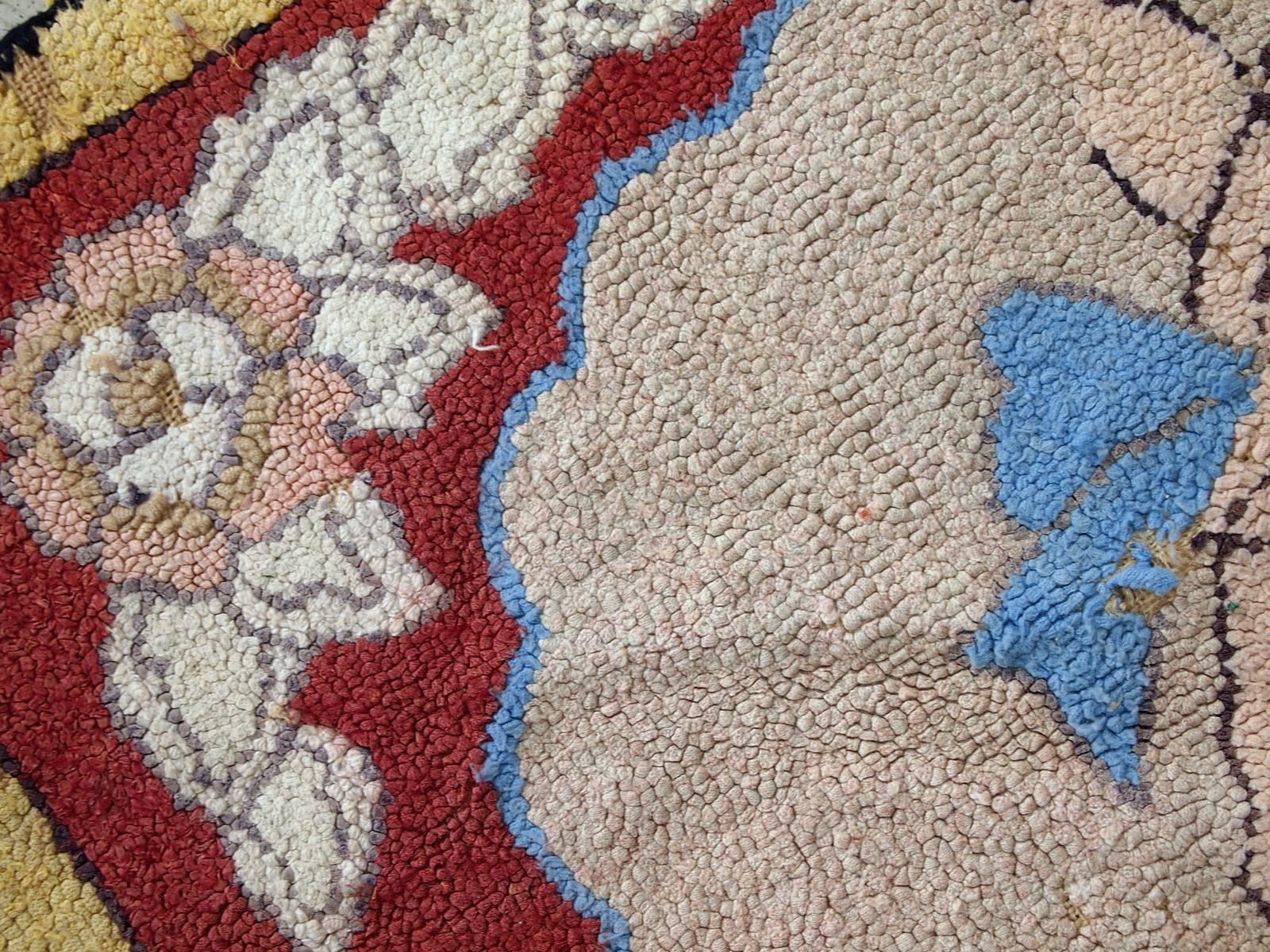 Handmade Antique American Hooked Rug, 1930s, 1C458 In Good Condition For Sale In Bordeaux, FR