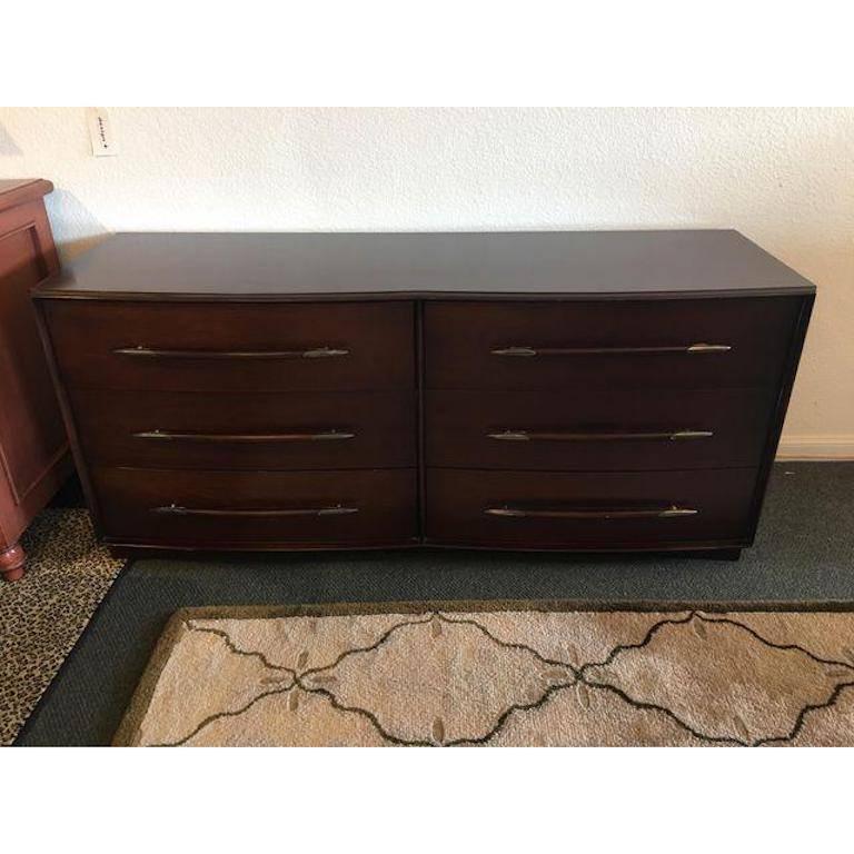 A six-drawer dresser by Widdicomb. Designed by T.H. Robsjohn-Gibbings. A Classic and stylish midcentury walnut beauty. A bow front walnut hardware with polished nickel-plated end caps. Minor ware on edges, circa period 1950-1959. Made in U.S.A.