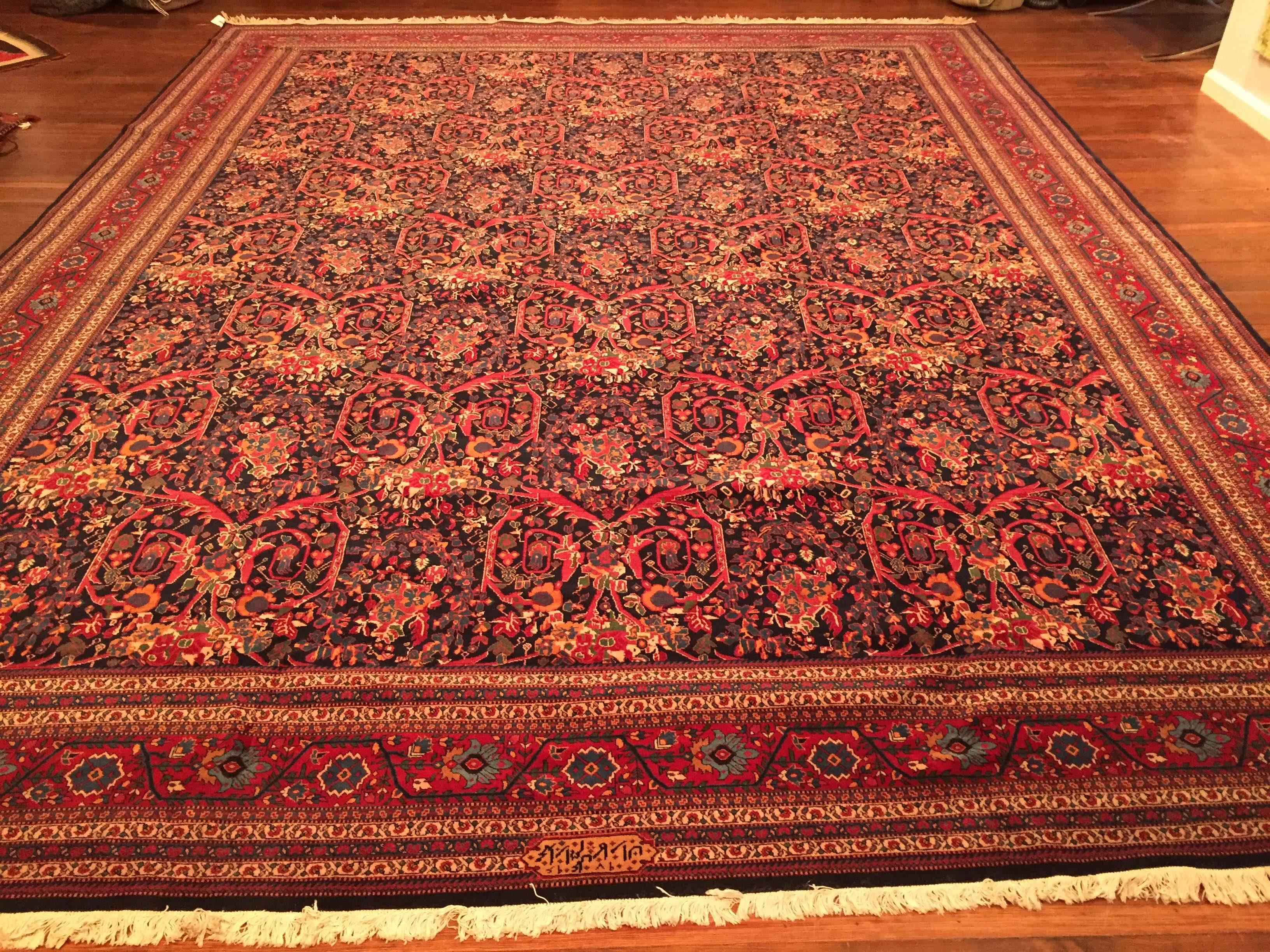 An antique Persian Farahan rug, circa 1920. Signed by masterweaver.