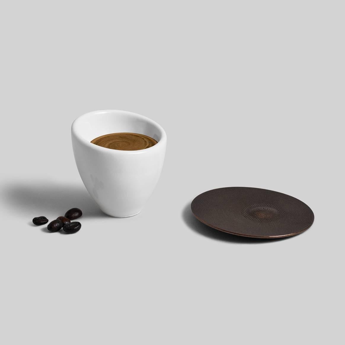 American Sorvo Espresso Cup in Contemporary 3D Printed Gloss White Porcelain / Bronze For Sale