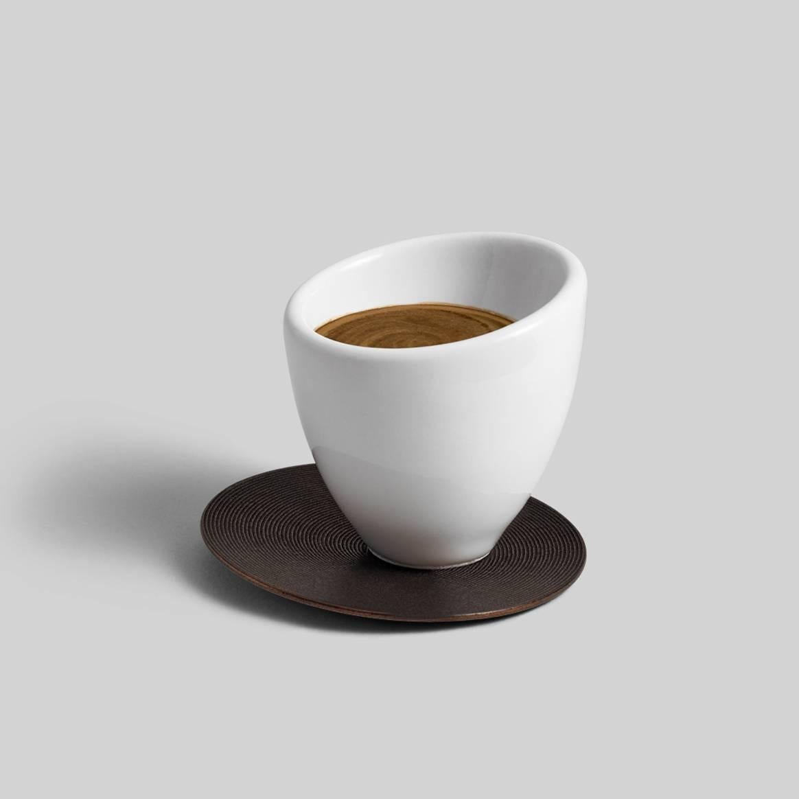Modern Sorvo Espresso Cup in Contemporary 3D Printed Gloss White Porcelain / Bronze For Sale