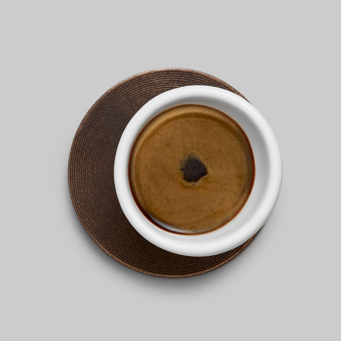 Other Sorvo Espresso Cup in Contemporary 3D Printed Gloss White Porcelain / Bronze For Sale