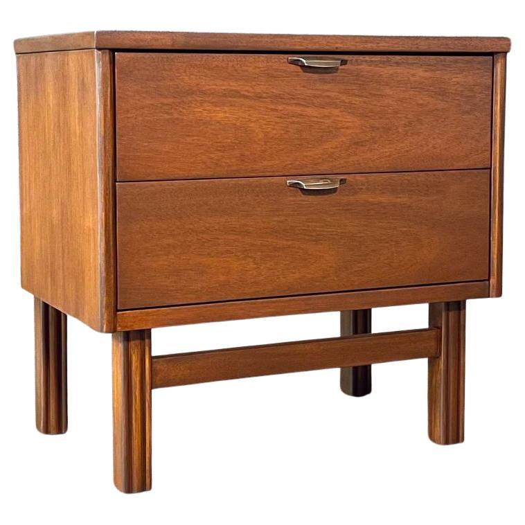 Nouvellement repeinte - Table de chevet en noyer pour une seule personne de style moderne du milieu du siècle